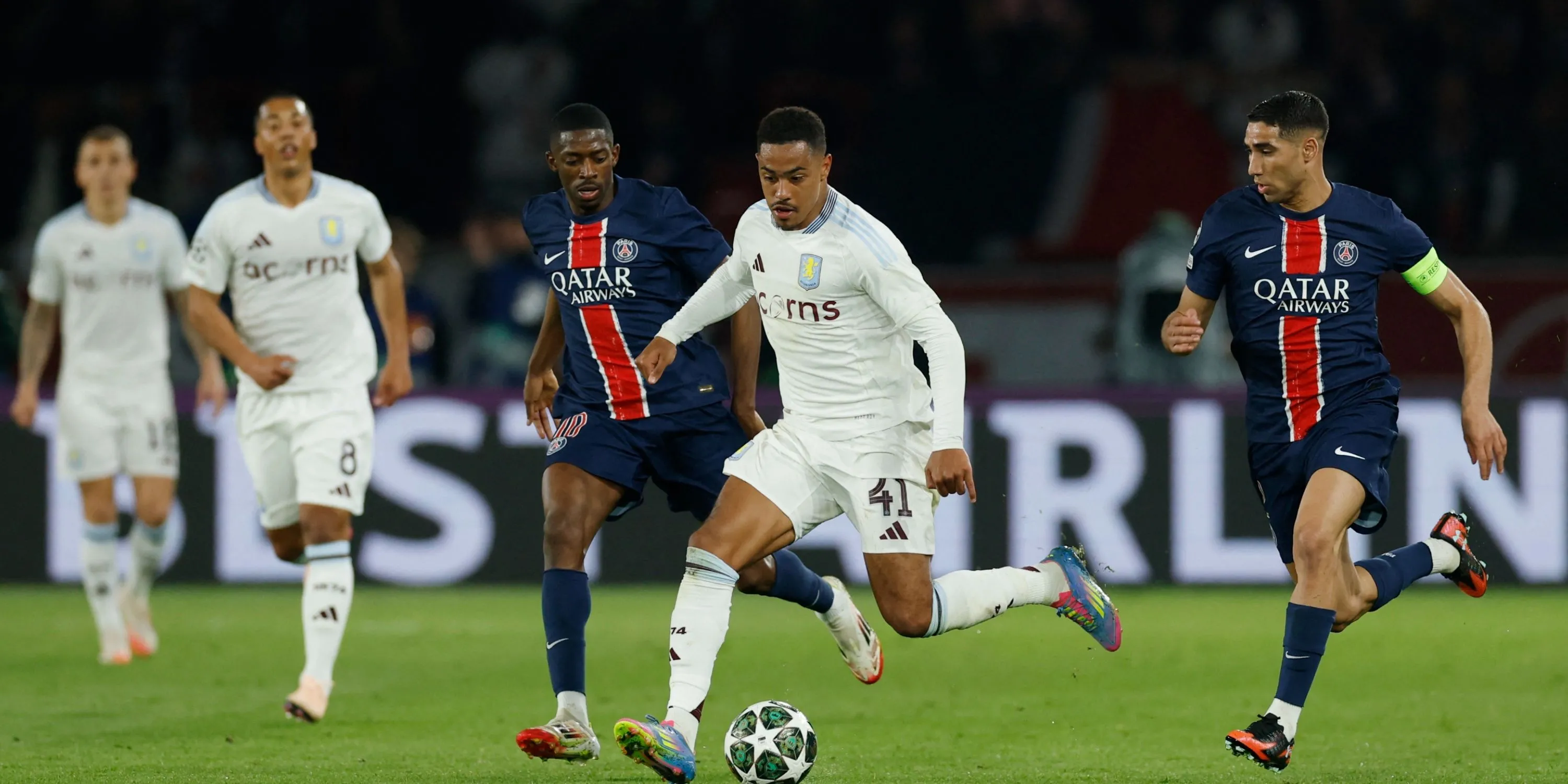 Jacob Ramsey, mục tiêu chuyển nhượng của West Ham, đang thể hiện kỹ năng trên sân cỏ