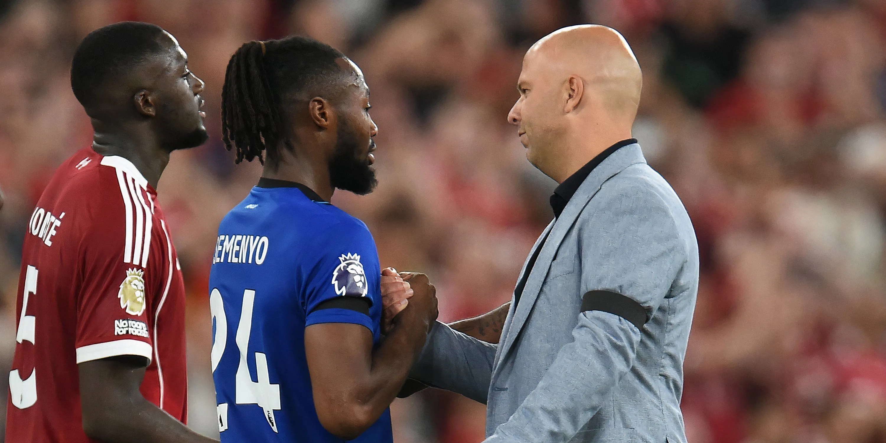 Khoảnh khắc Ibrahima Konate đối đầu Antoine Semenyo, minh họa cho màn trình diễn khó khăn của trung vệ Liverpool.