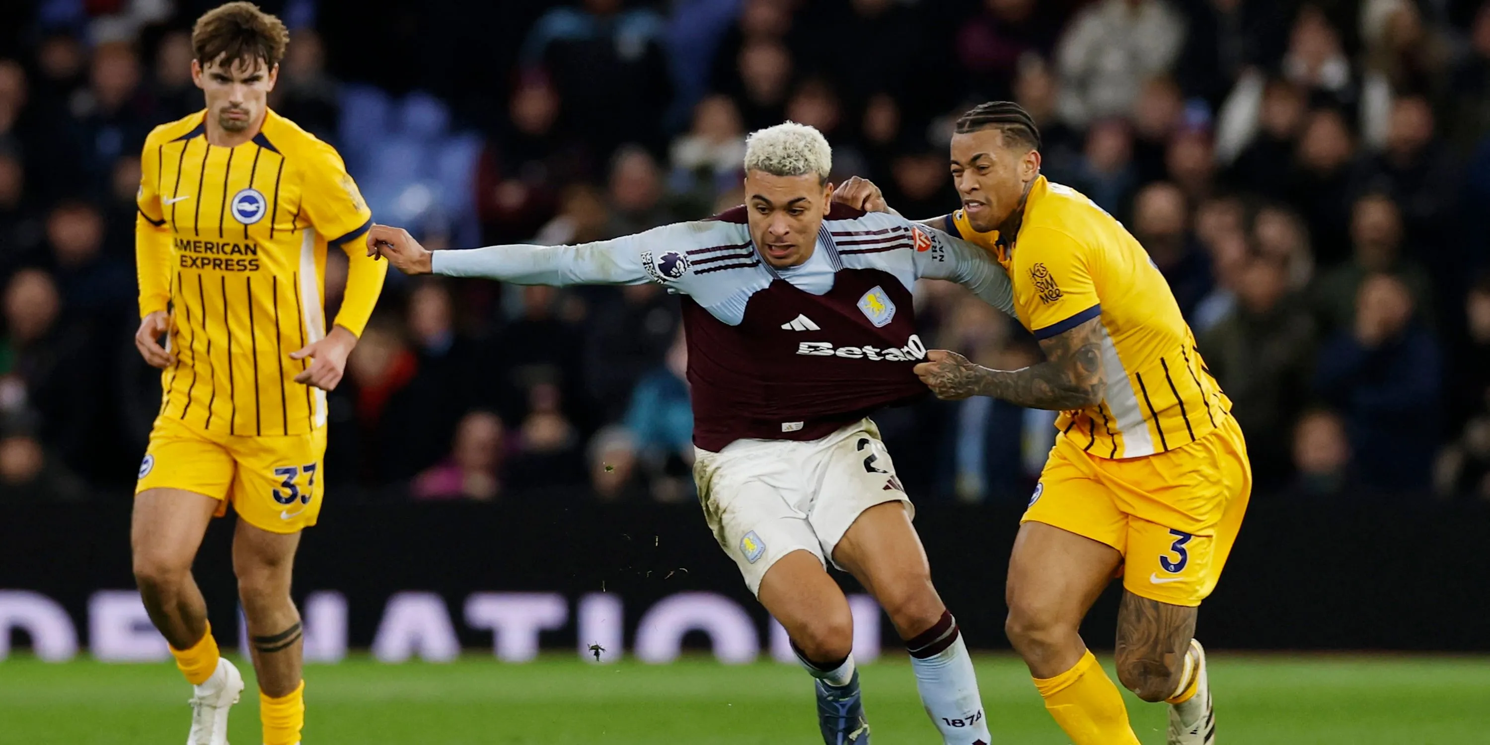 Morgan Rogers của Aston Villa trong pha đối đầu với cầu thủ Brighton