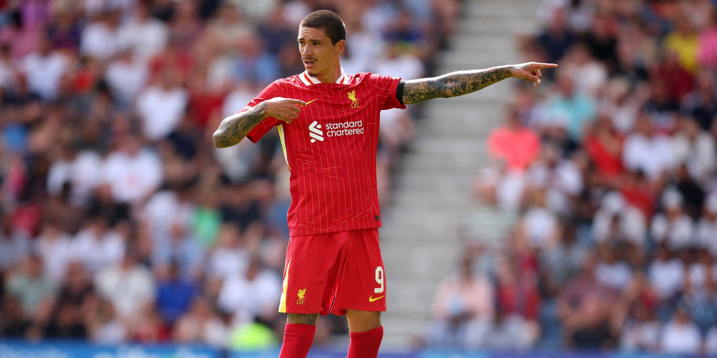 Tiền đạo Darwin Nunez trong màu áo Liverpool, người được so sánh với tân binh Milos Kerkez về phong cách chơi có phần nóng nảy.