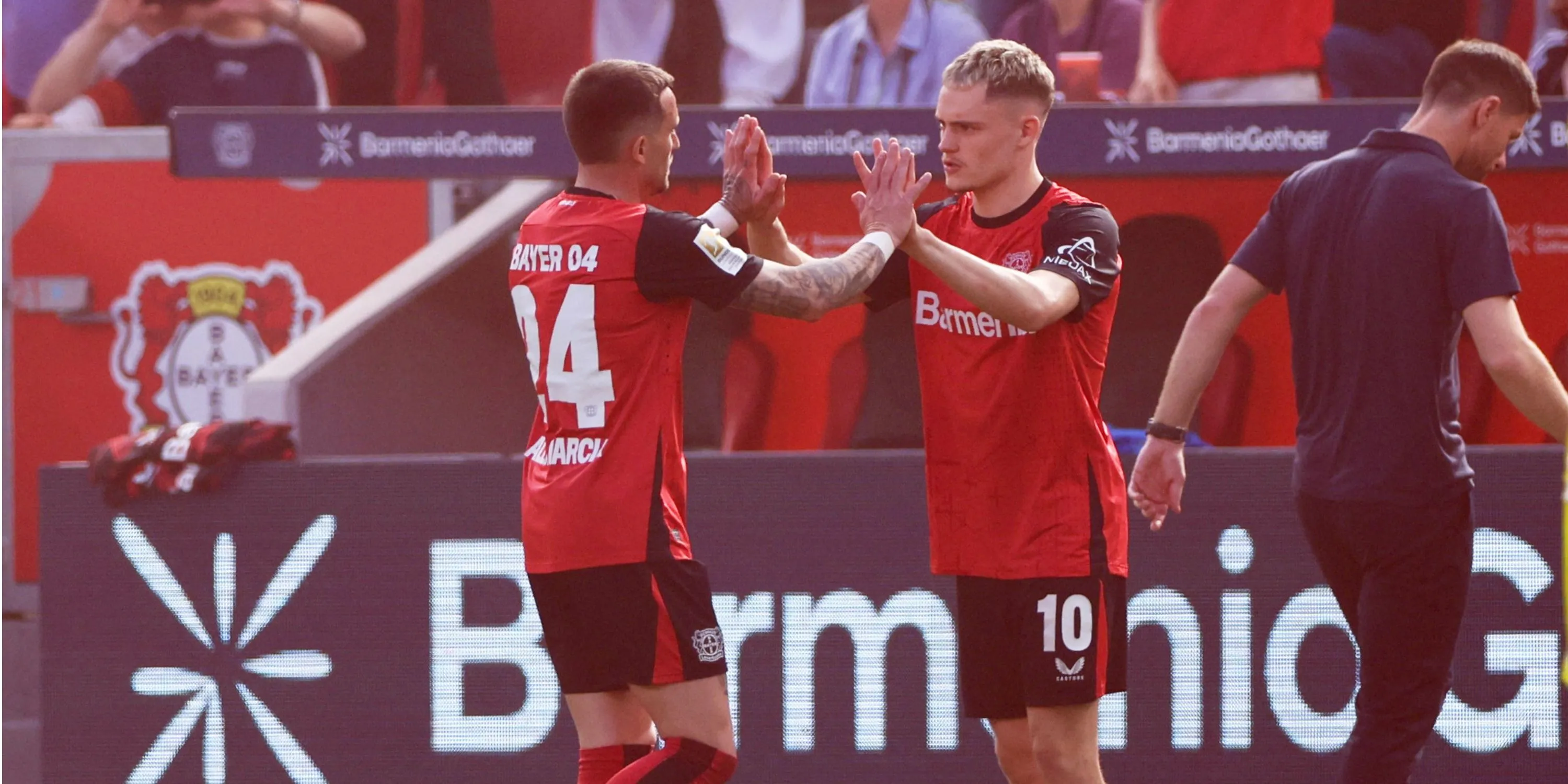 Tiền vệ Aleix García được thay ra bởi Florian Wirtz trong trận đấu của Bayer Leverkusen