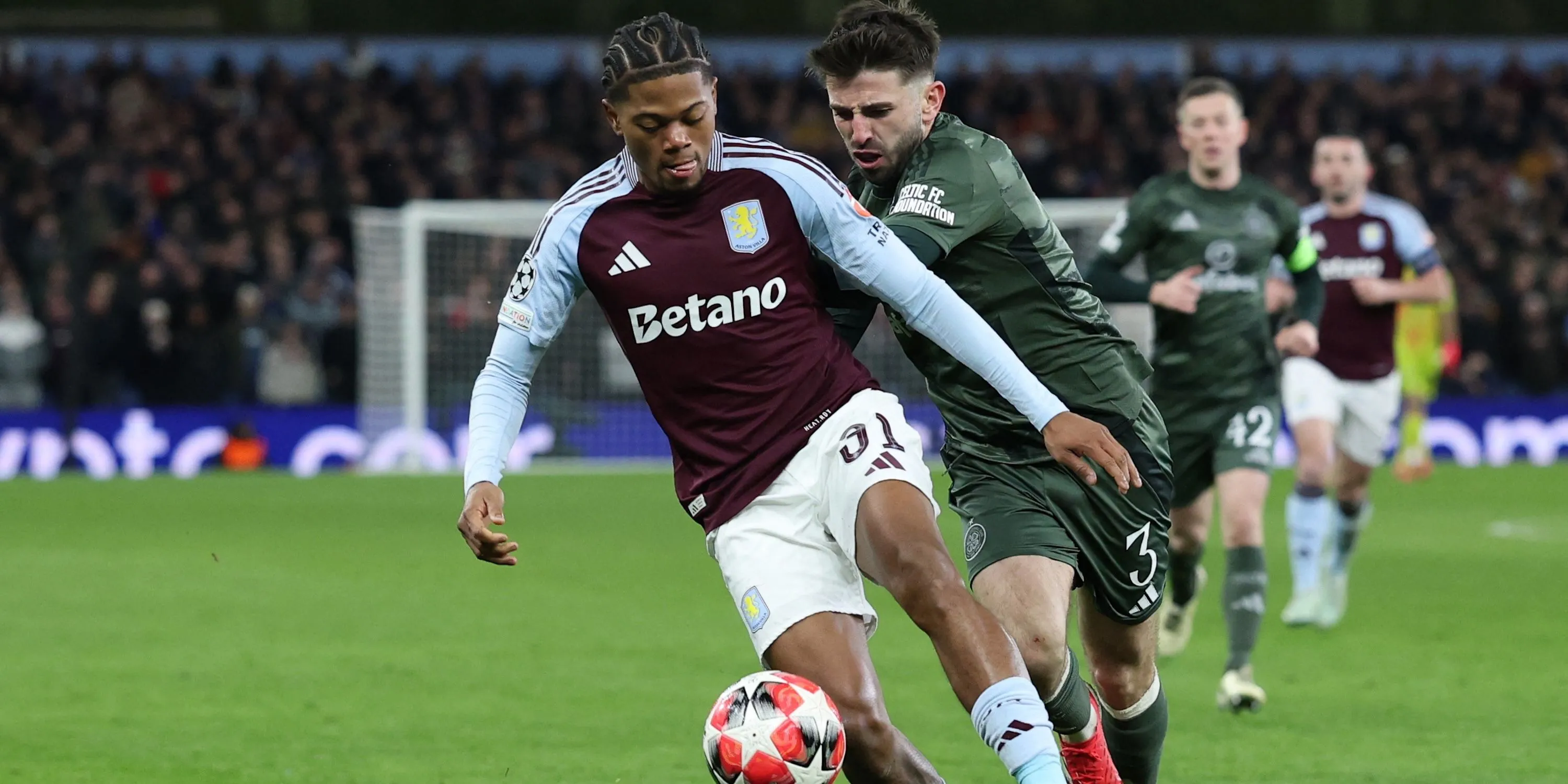 Tiền vệ Leon Bailey của Aston Villa trong một pha tranh chấp bóng