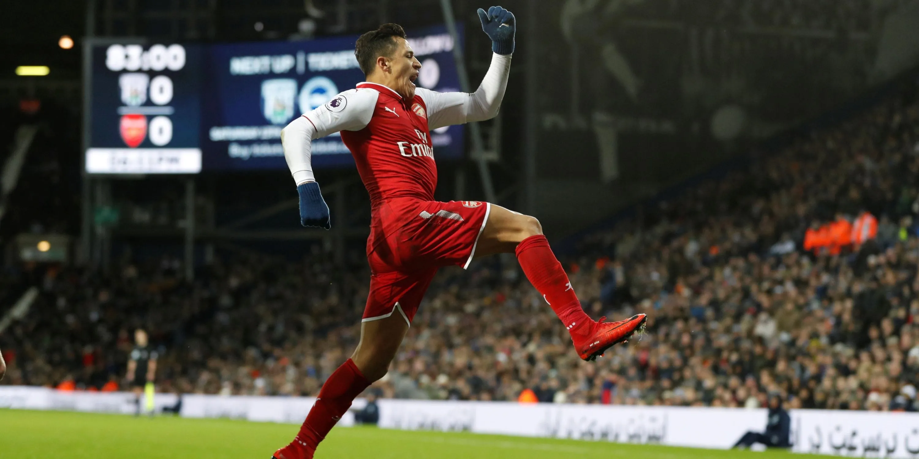 Alexis Sanchez ăn mừng bàn thắng trong màu áo Arsenal, biểu tượng tấn công một thời