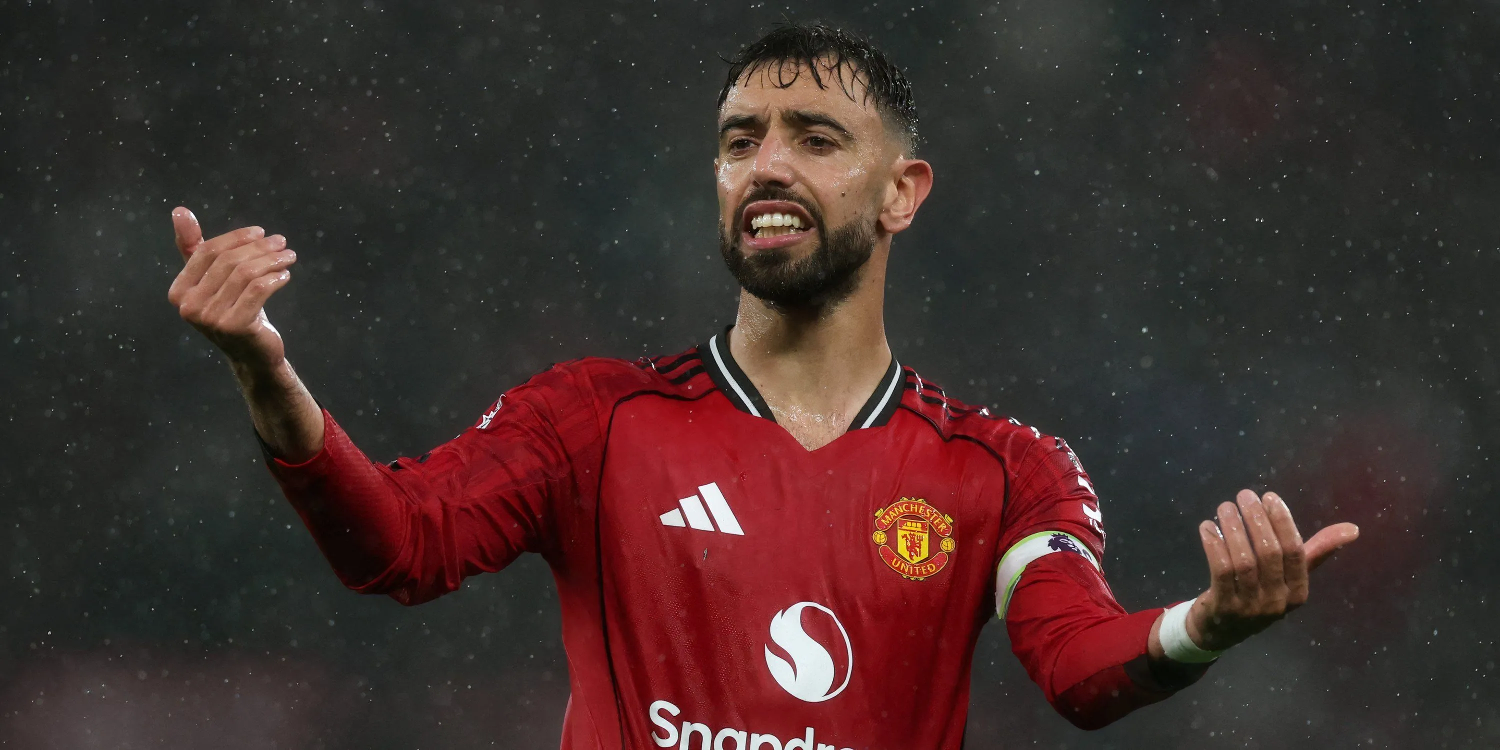 Bruno Fernandes, đội trưởng Manchester United, thi đấu trên sân