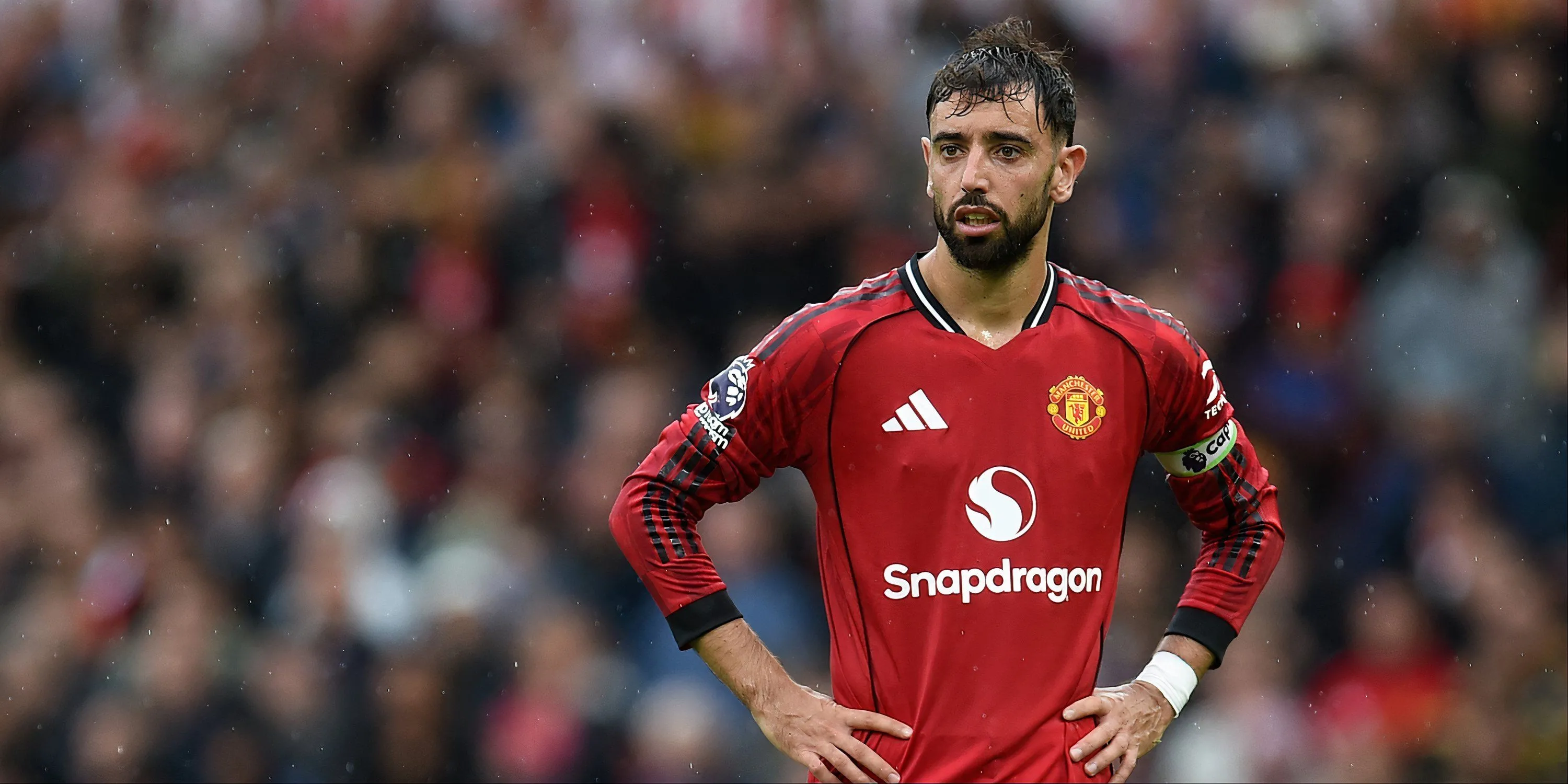 Bruno Fernandes thi đấu cho Manchester United, vẫn là hạt nhân quan trọng dù giá trị thị trường biến động