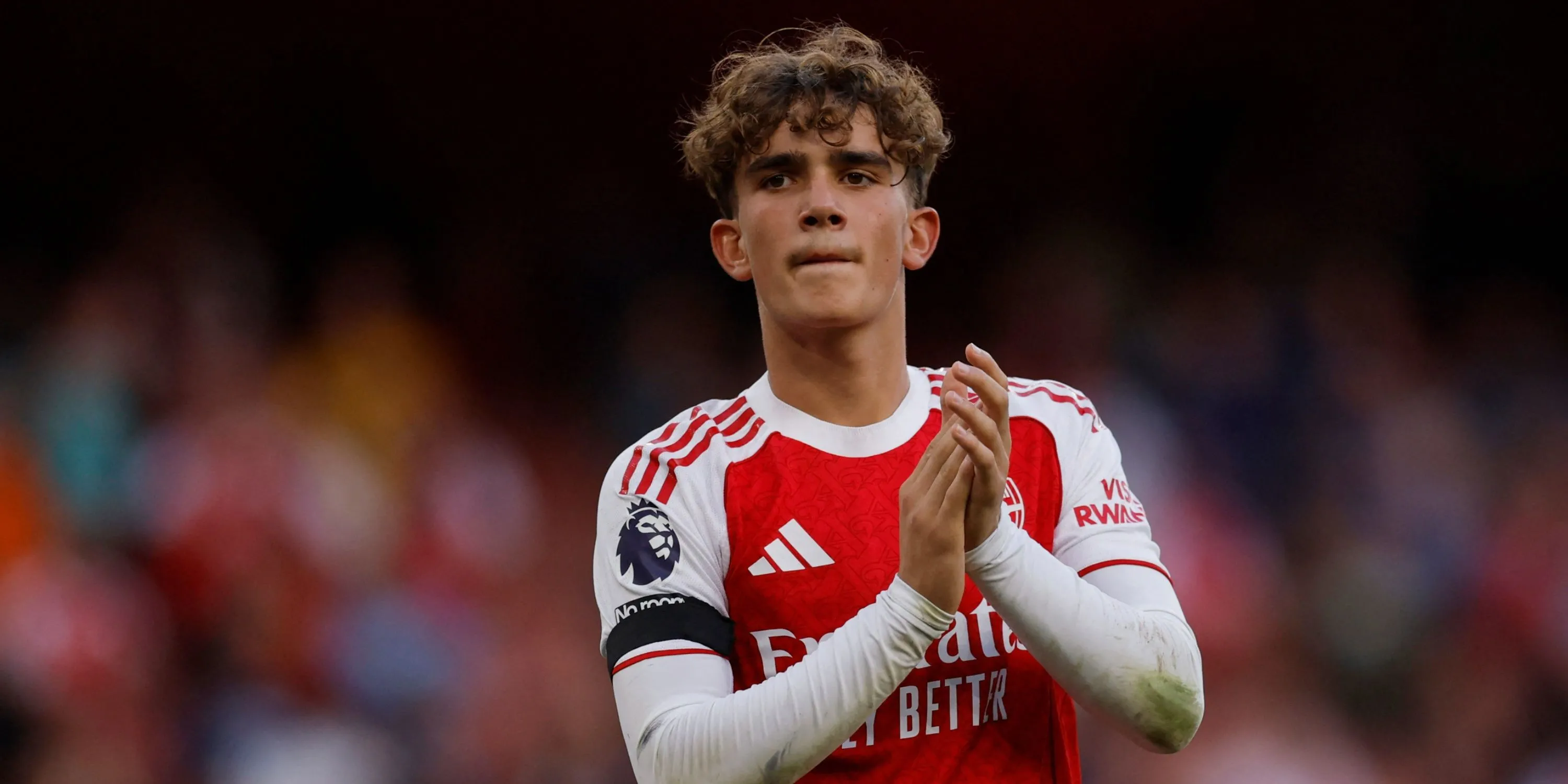 Cầu thủ trẻ Max Dowman của Arsenal trên sân tập tại Hale End