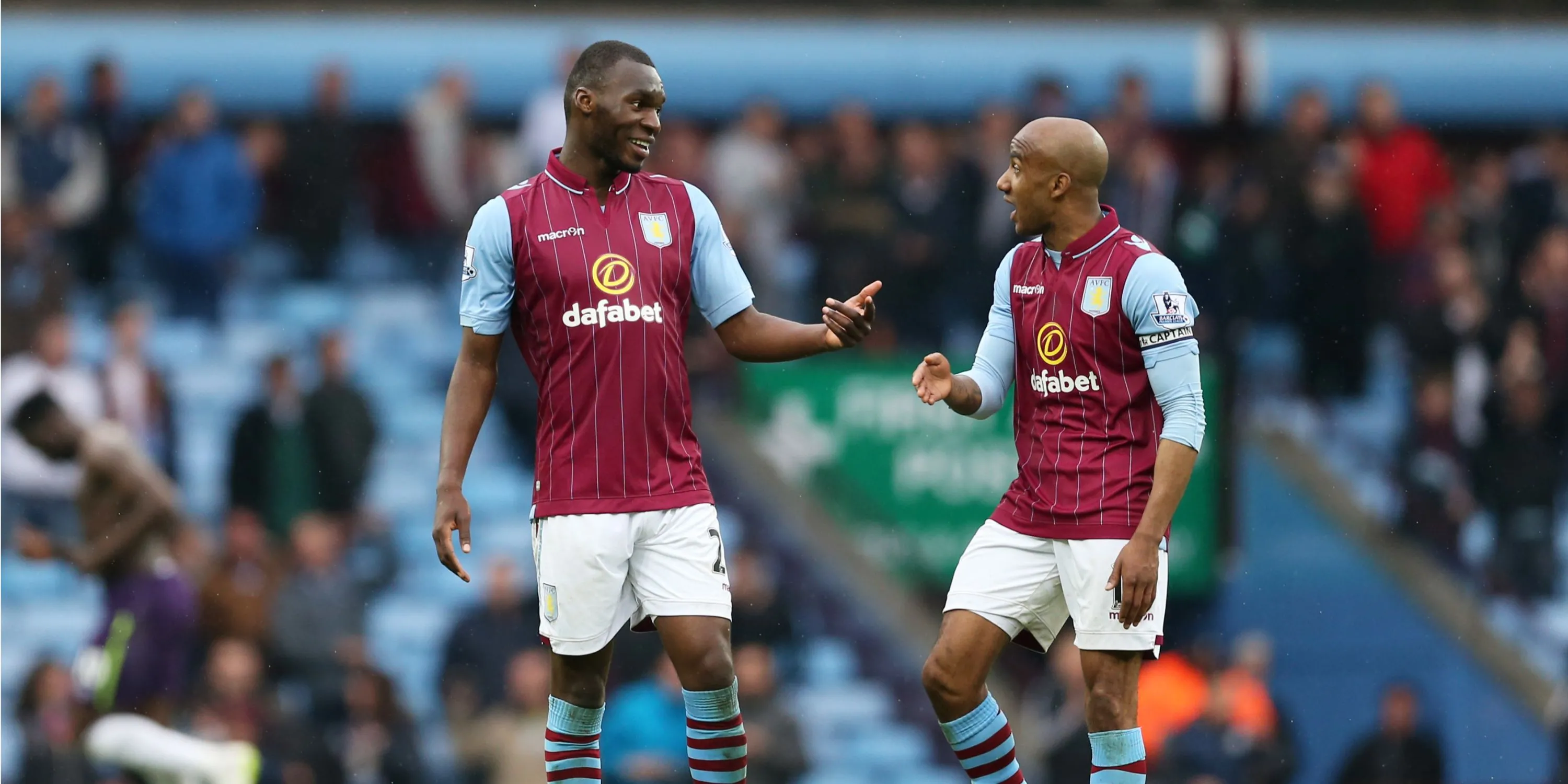Christian Benteke thi đấu cho Aston Villa, ghi dấu ấn mạnh mẽ