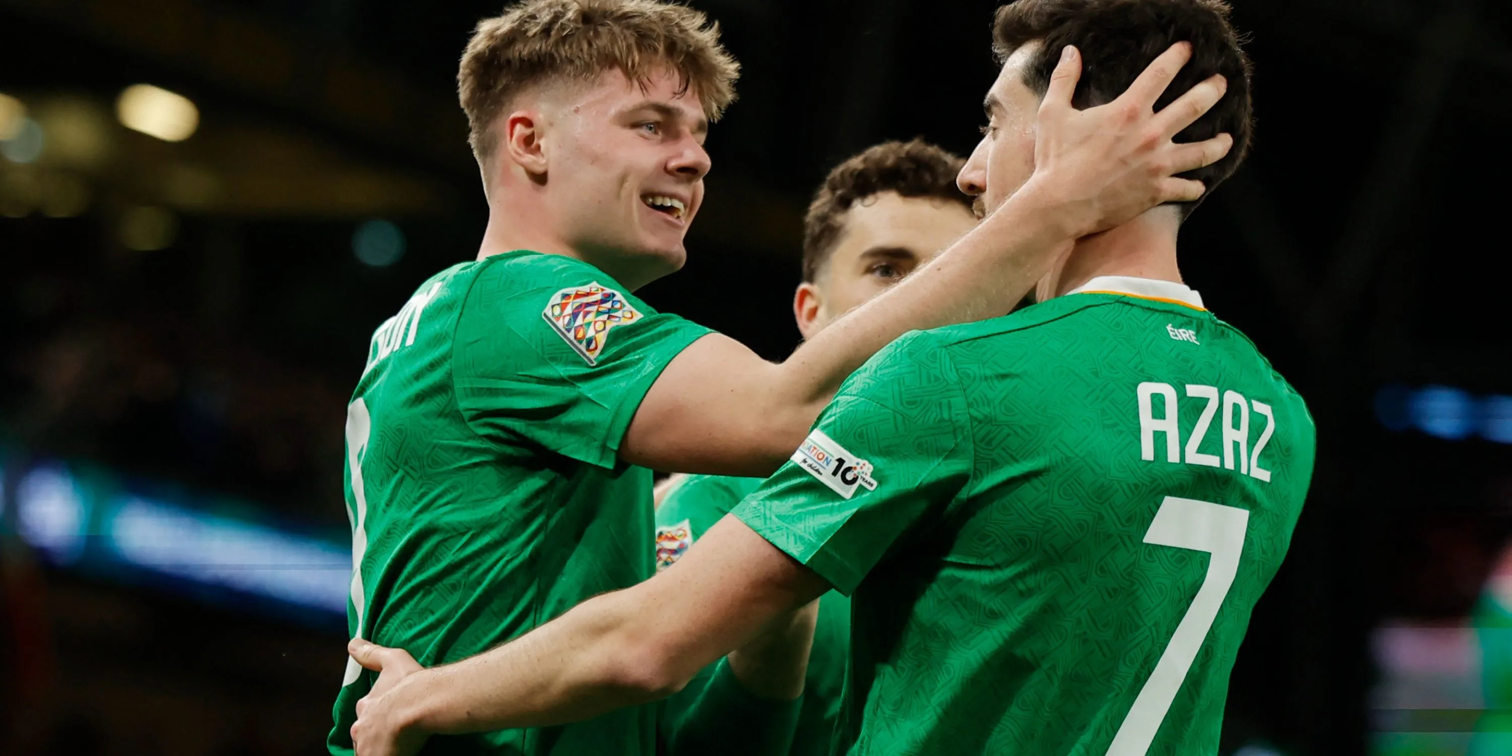Evan Ferguson trong màu áo đội tuyển quốc gia Ireland ăn mừng bàn thắng.