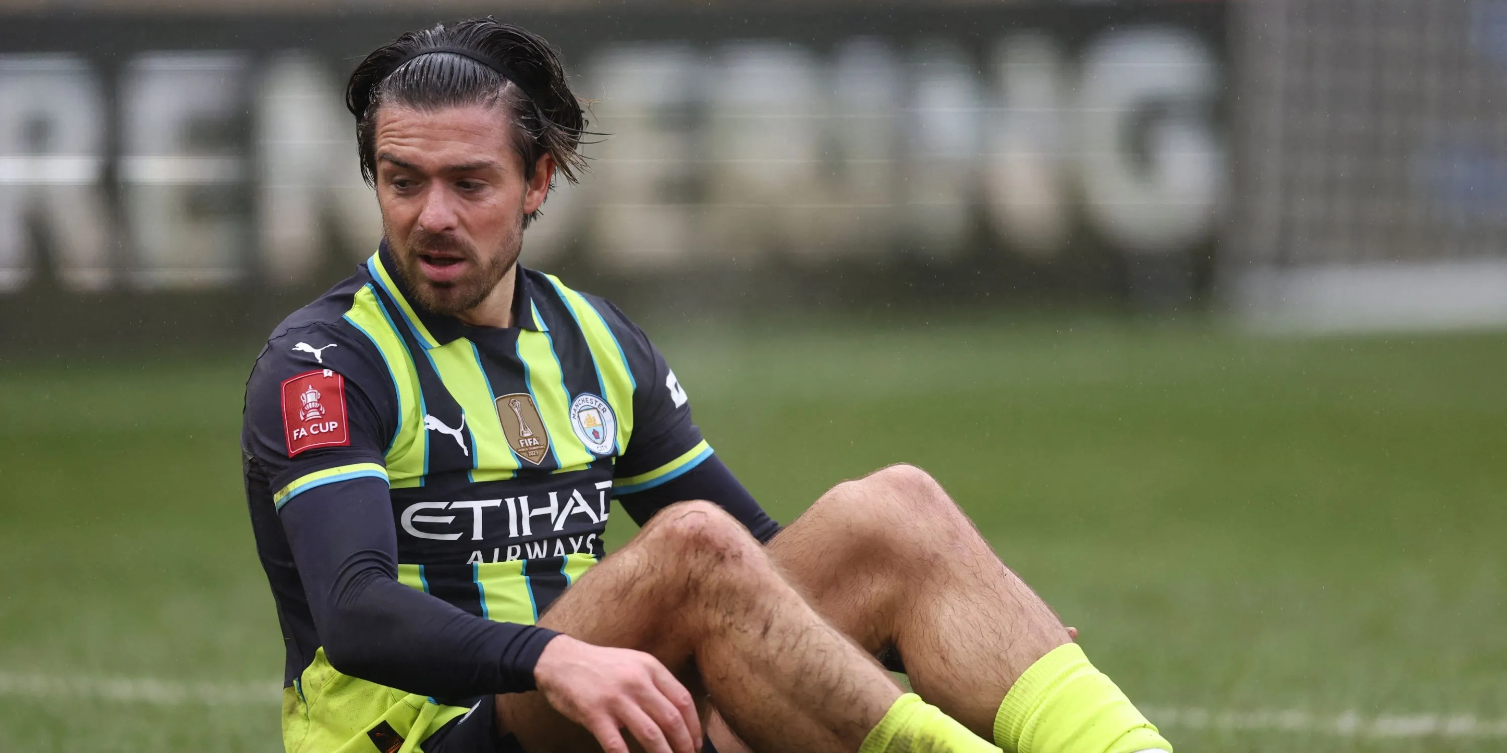 Jack Grealish trong pha xử lý bóng đầy kỹ thuật của Everton