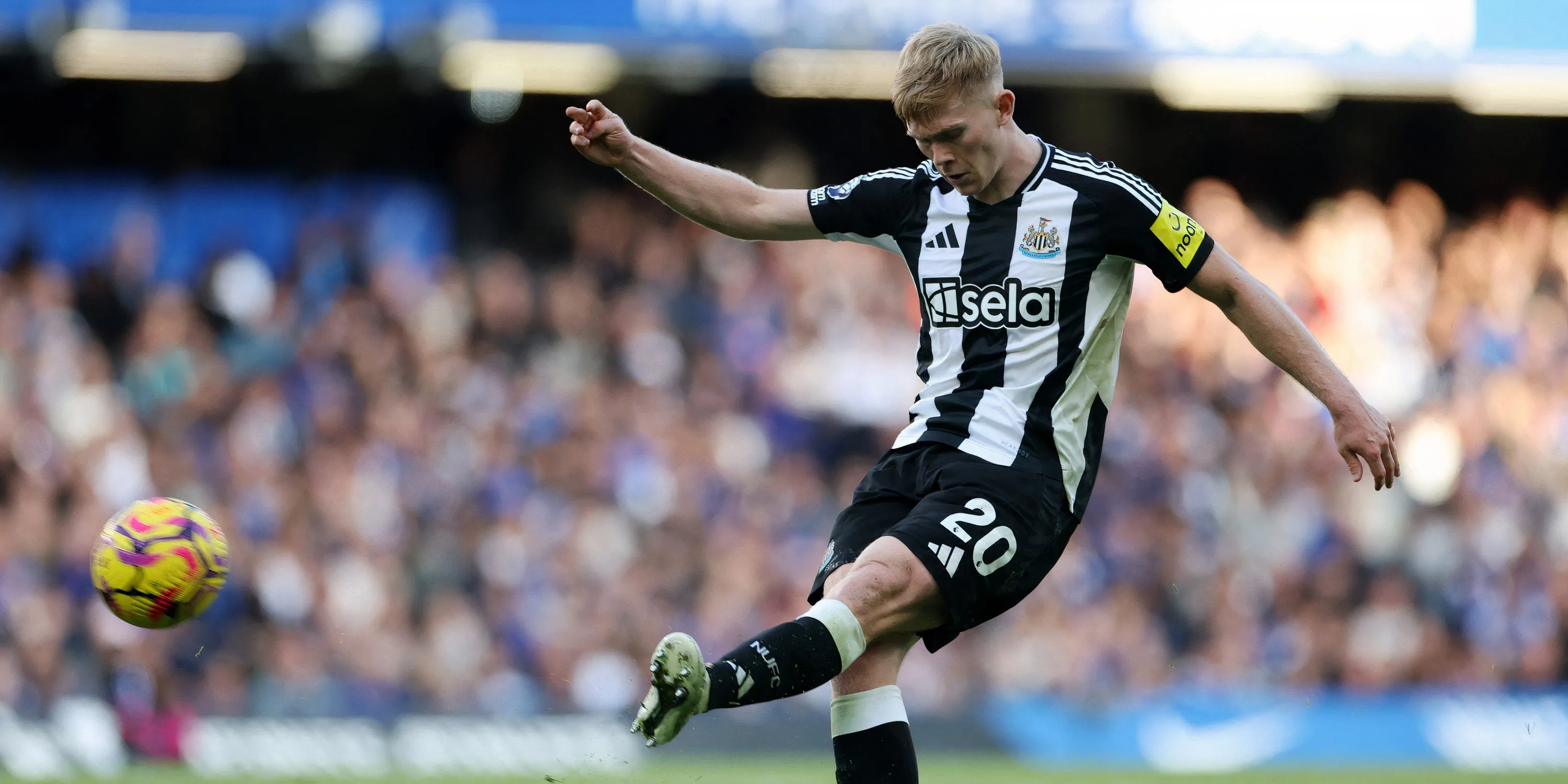 Lewis Hall của Newcastle United thực hiện đường chuyền tấn công