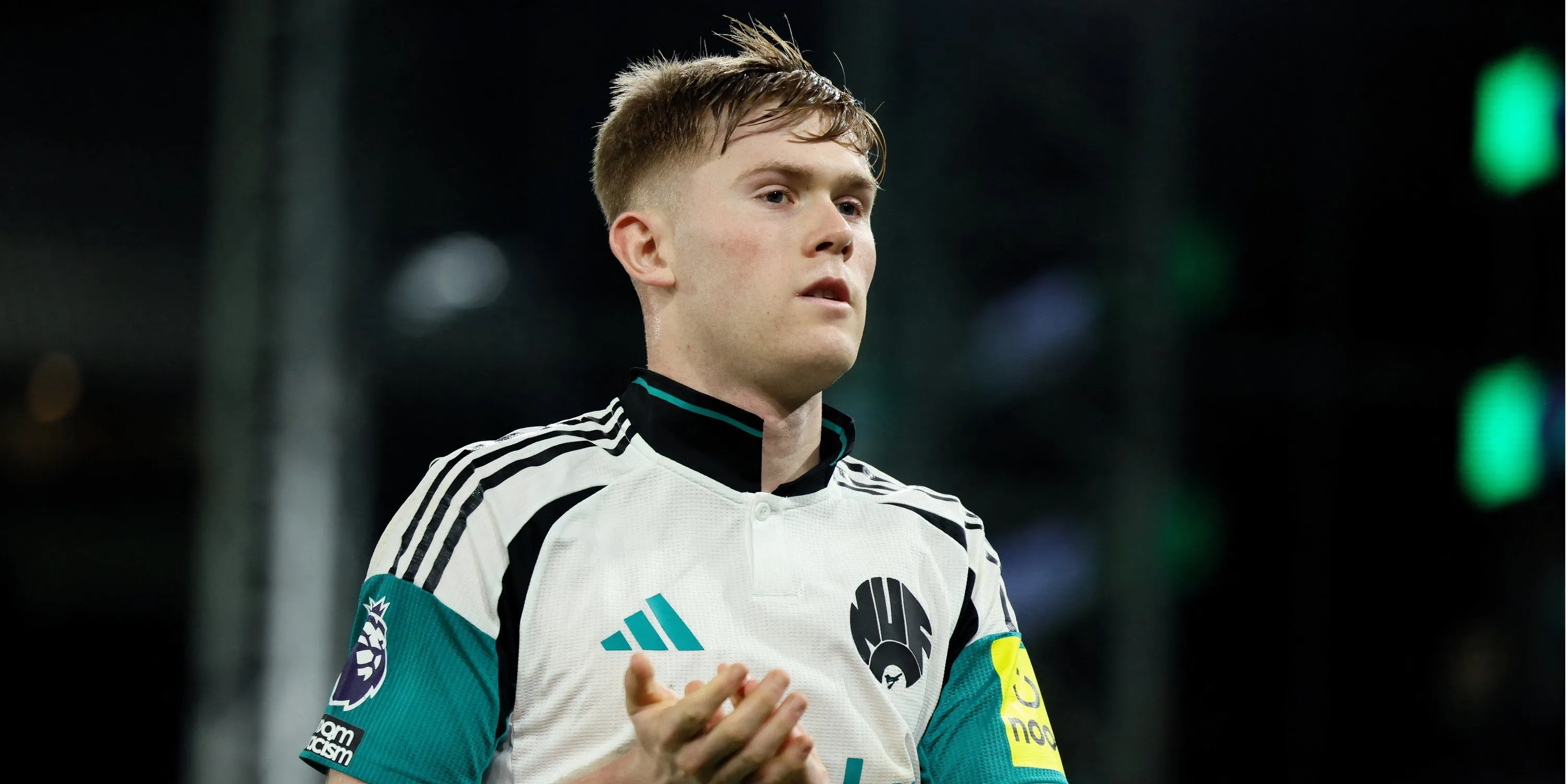 Lewis Hall trong màu áo Newcastle United thi đấu tại St James' Park