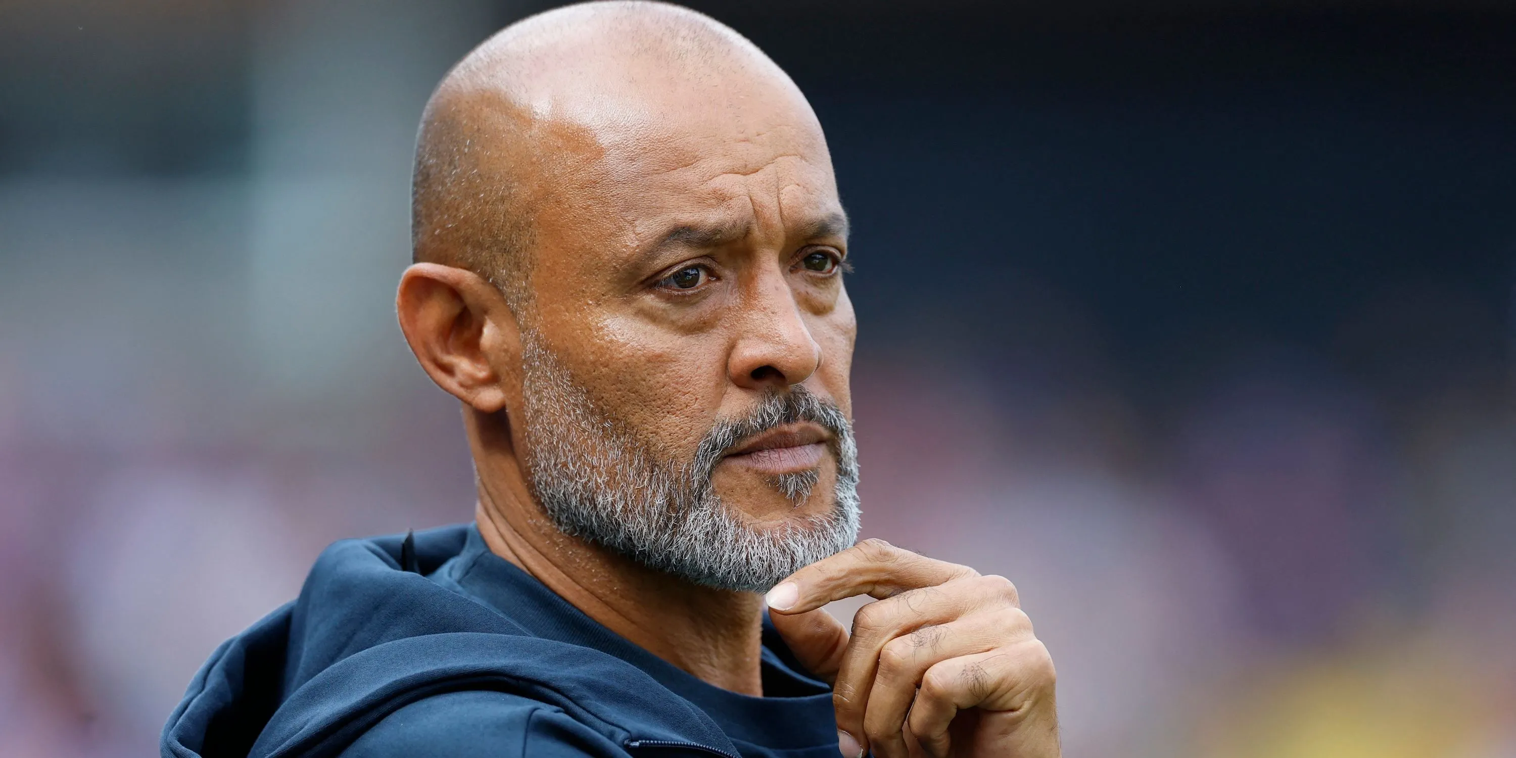 Nuno Espírito Santo đang chỉ đạo từ đường biên trong vai trò HLV của Nottingham Forest
