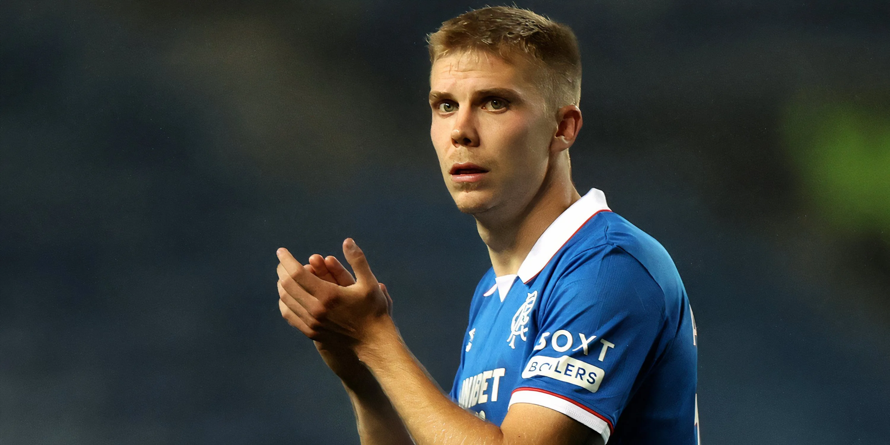 Oliver Antman cầu thủ chạy cánh của Rangers trong trận đấu với Viktoria Plzen