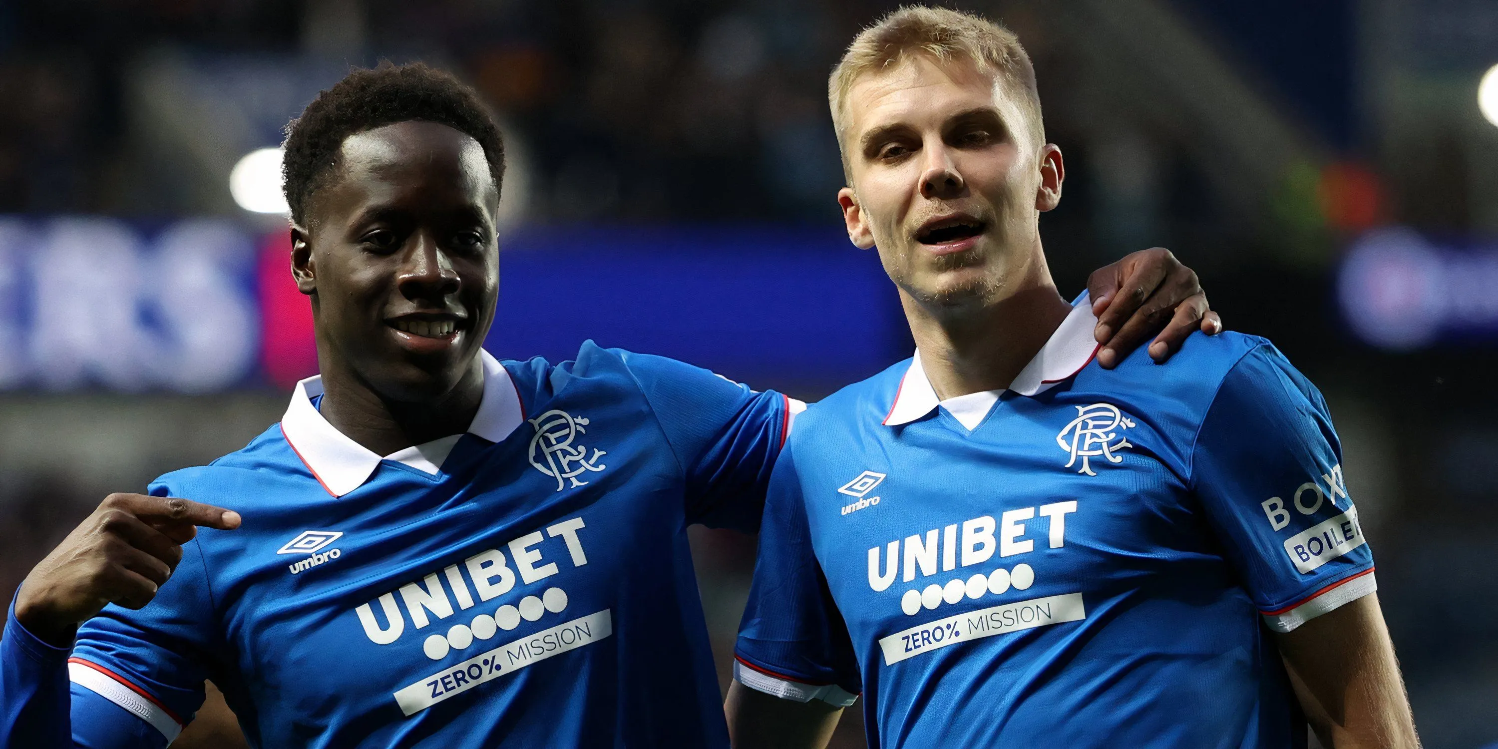 Oliver Antman đi bóng kiến tạo cho đồng đội Djeidi Gassama tại Rangers