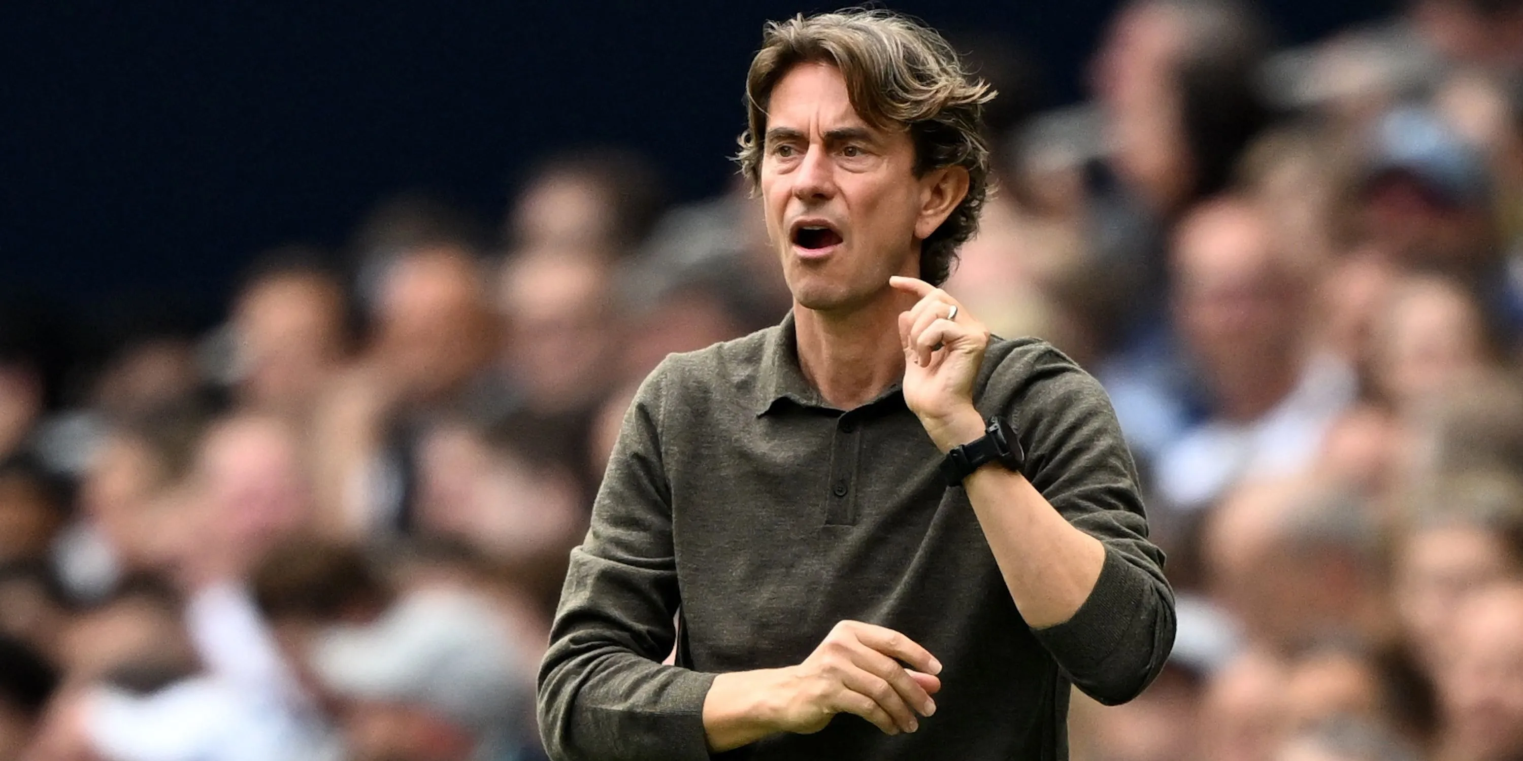 Thomas Frank thể hiện sự tập trung và nhiệt huyết trong vai trò HLV trưởng Tottenham