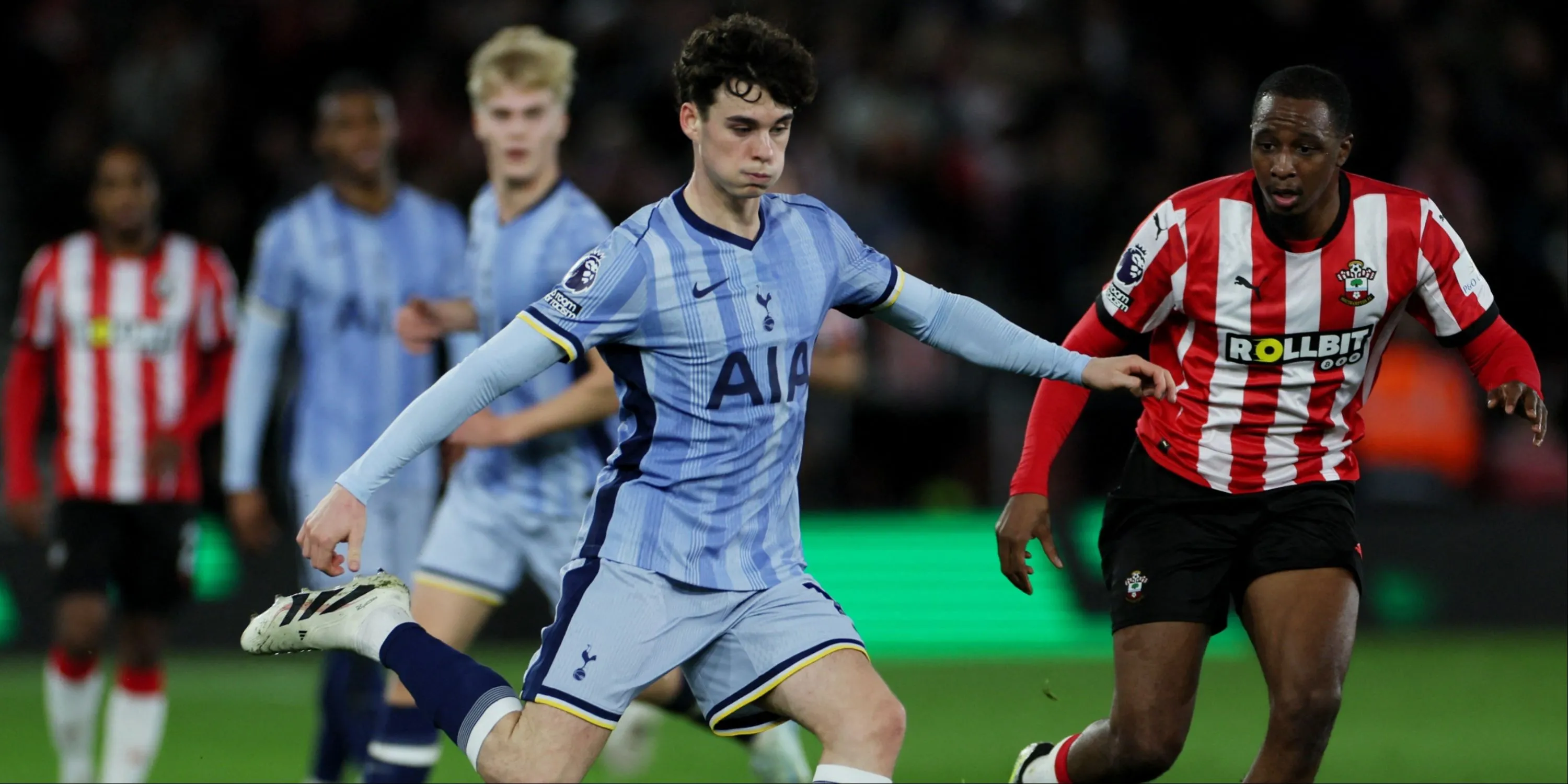 Archie Gray trong màu áo Tottenham, minh hoạ khả năng đa nhiệm vị trí ở hàng thủ và trung tuyến