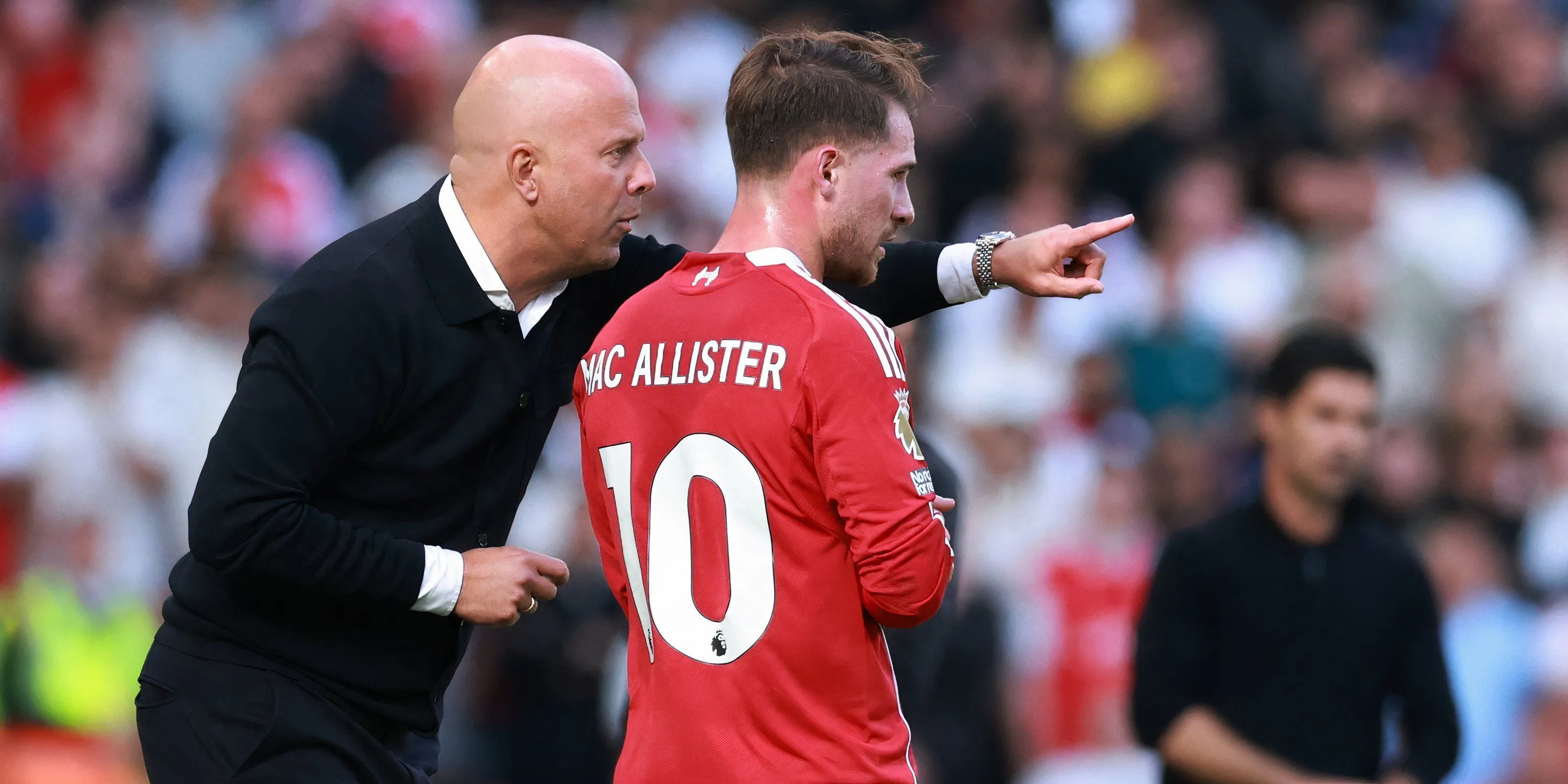 Arne Slot và Alexis Mac Allister trong màu áo Liverpool, bối cảnh phân tích phong độ