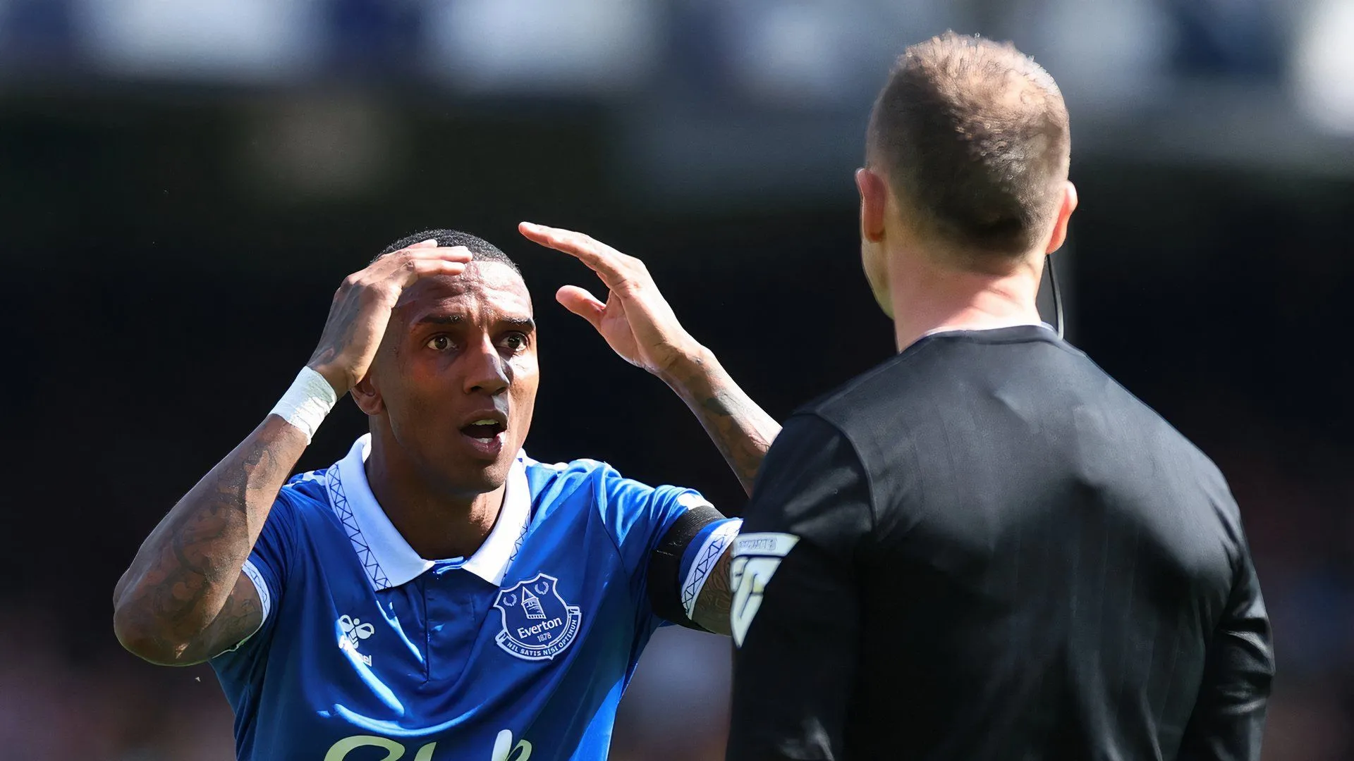 Ashley Young triển khai bóng bên hành lang cánh