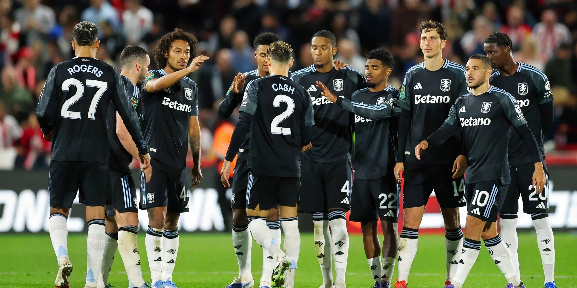 Aston Villa trong buổi tập và thi đấu mùa 2025