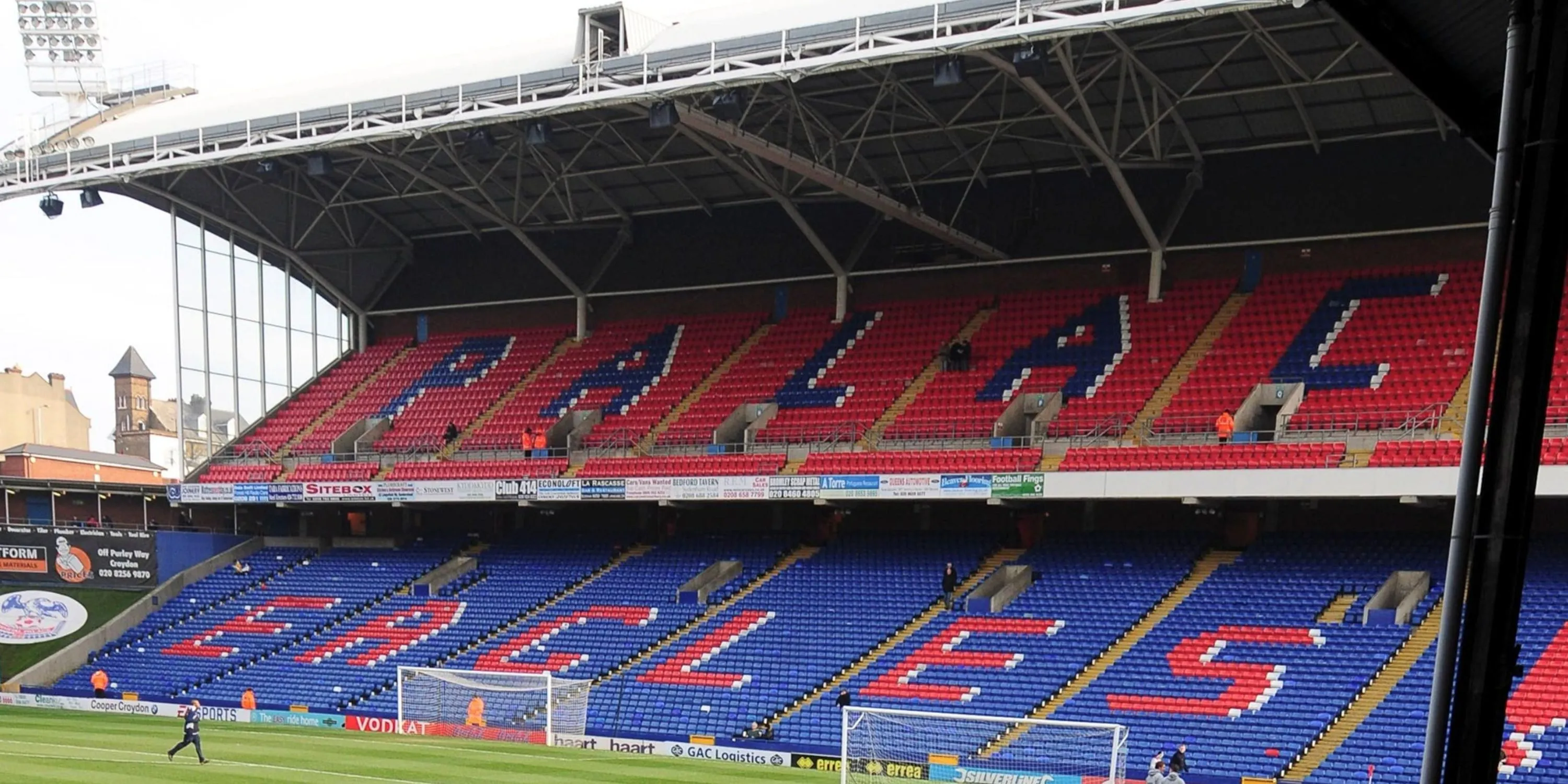 Bên trong Selhurst Park, khán đài và dải ghế cổ động viên Palace