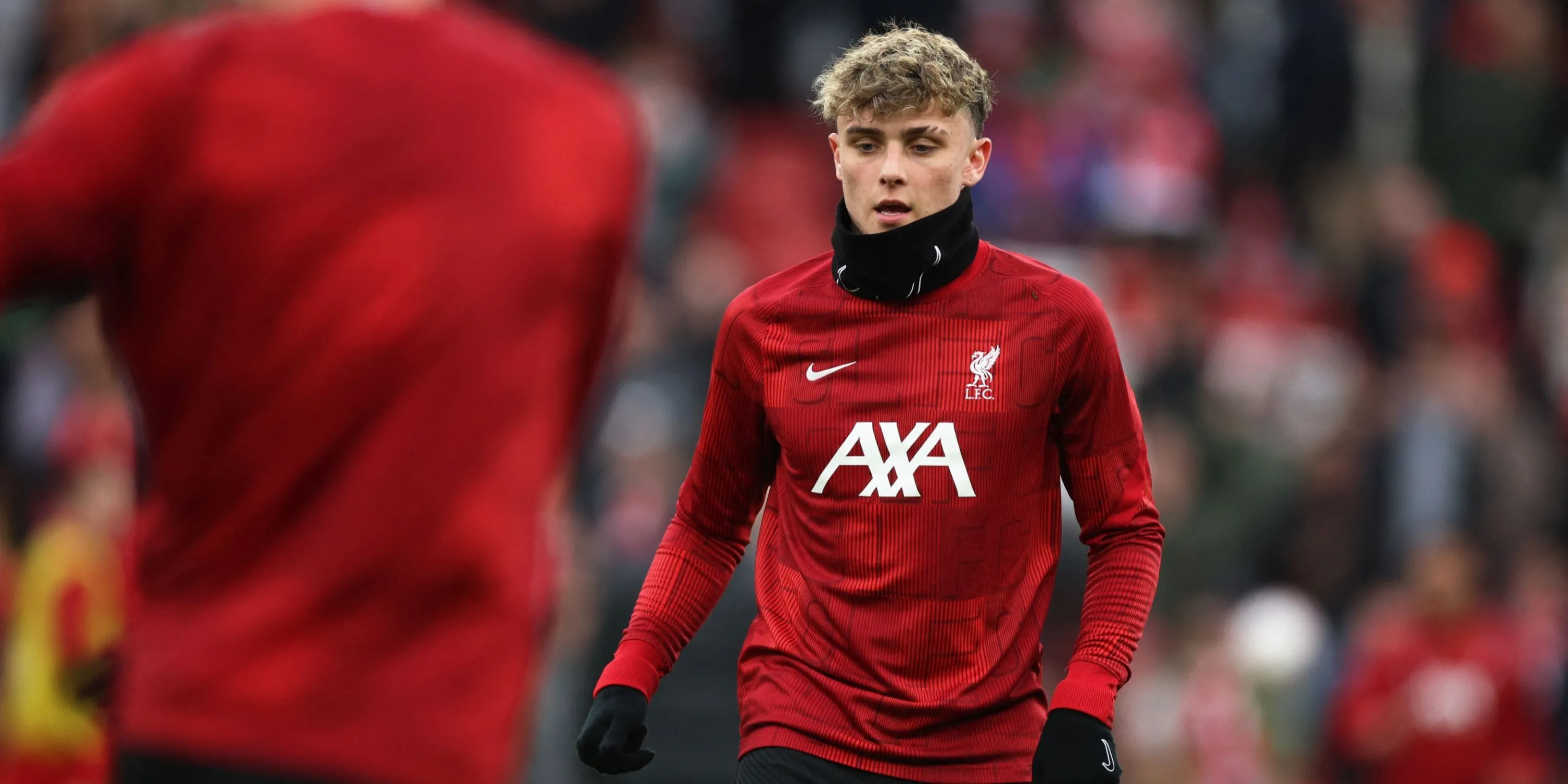 Bobby Clark khởi động trong màu áo Liverpool
