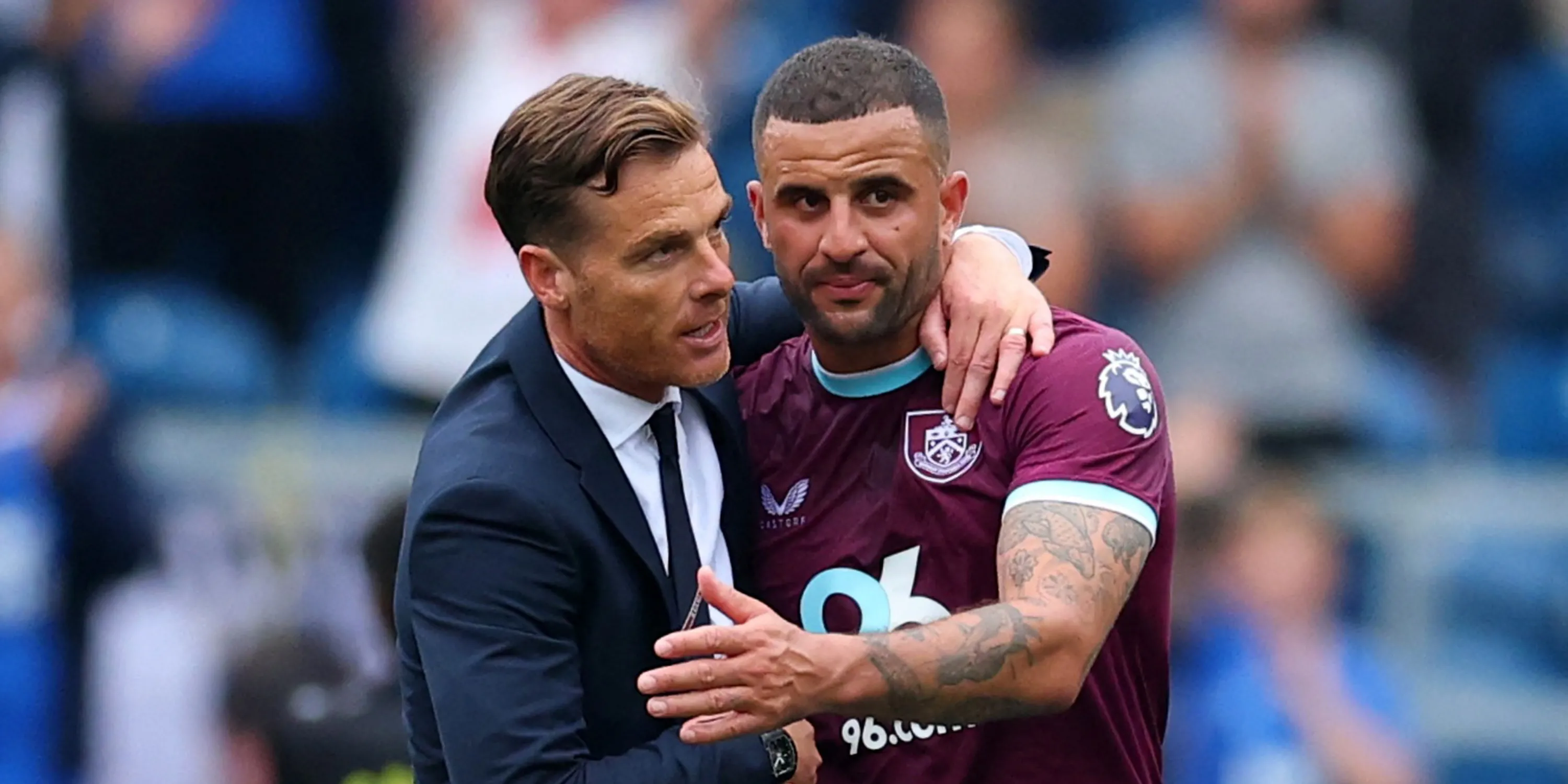 Burnley trong buổi họp chiến thuật, minh hoạ sự căng thẳng sau hai trận thua muộn