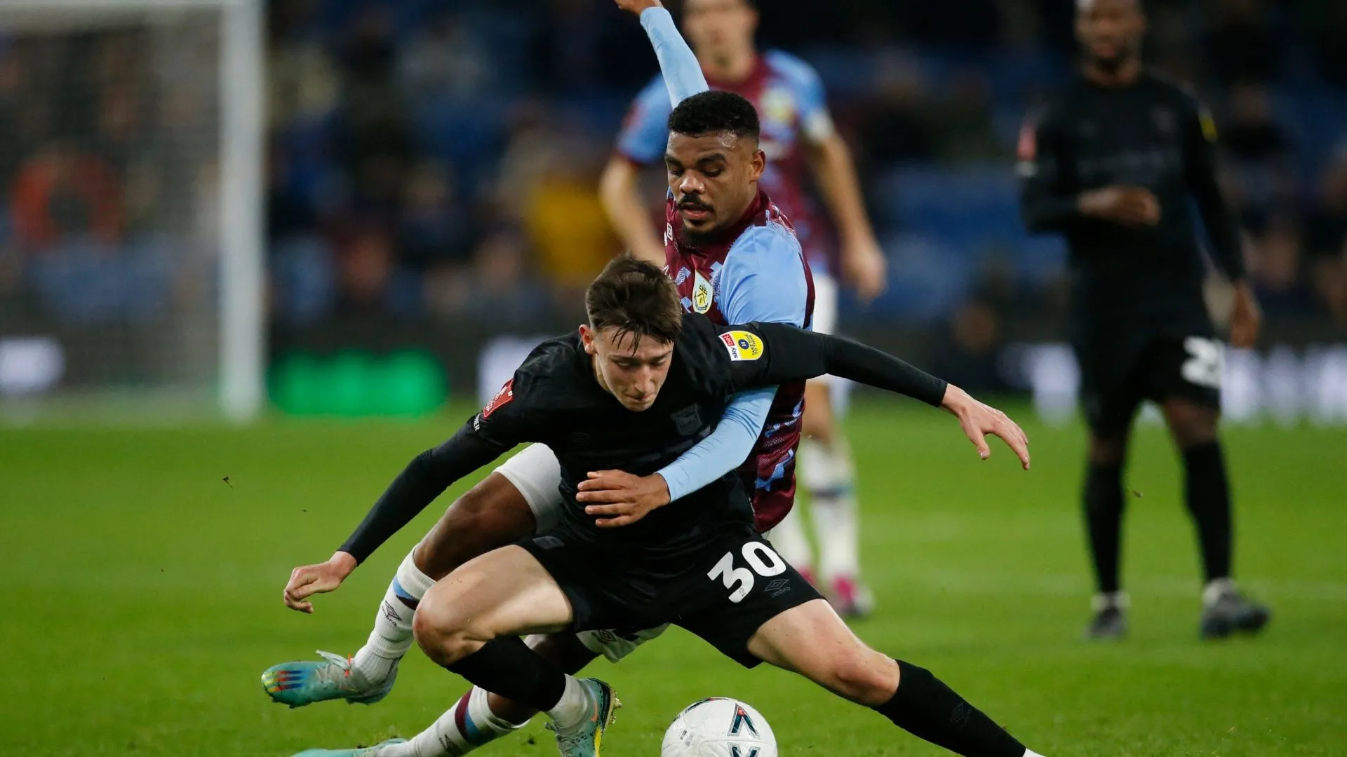 Cameron Humphreys tranh bóng cho Ipswich