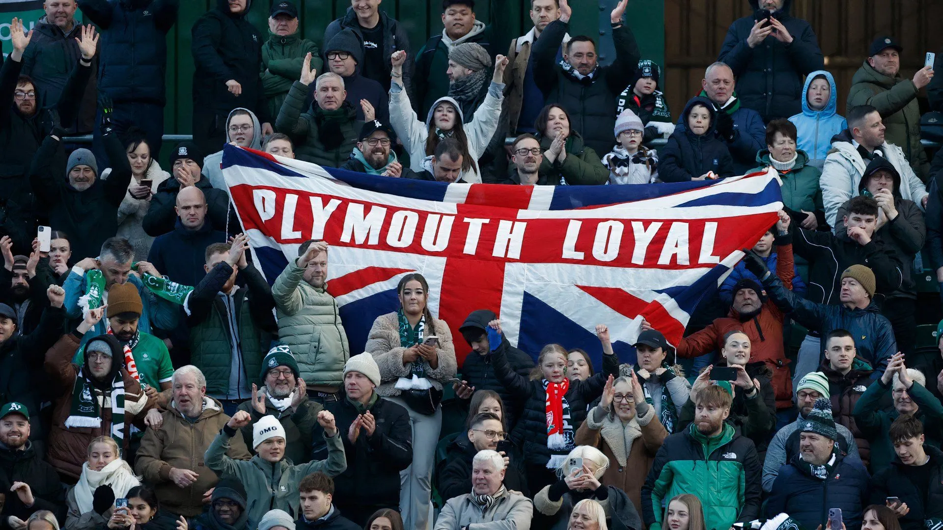 CĐV Plymouth Argyle biểu lộ sự bất bình và kêu gọi thay đổi lãnh đạo sau chuỗi kết quả tệ