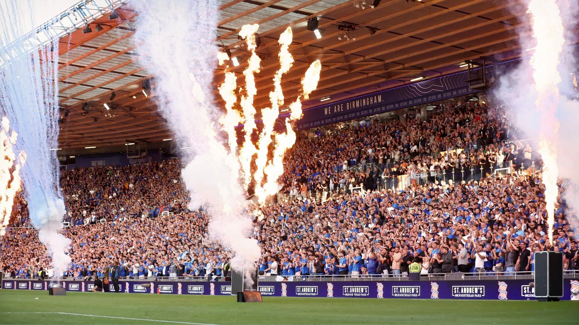 Cổ động viên Birmingham City tại St Andrew tạo nên bầu không khí áp đảo