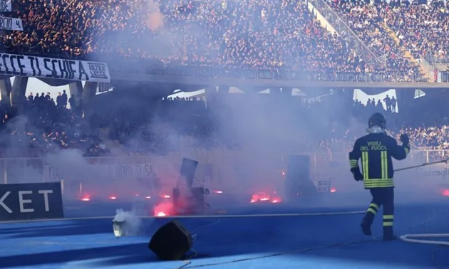 Cổ động viên hỗn loạn tại Stadio Via del Mare trong trận Lecce vs Napoli, hành vi gây rối khiến an ninh sân phải can thiệp