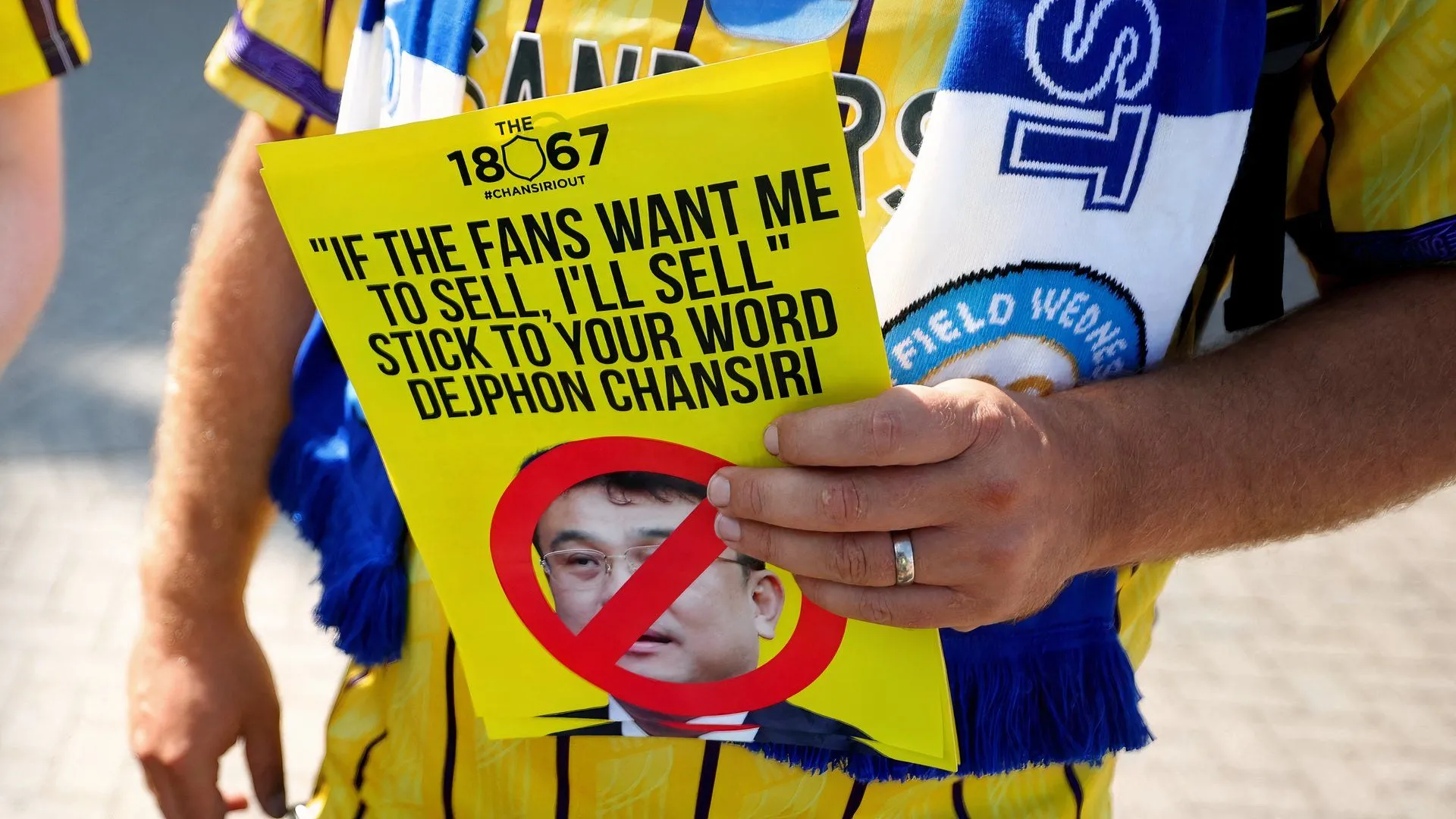 Cổ động viên Sheffield Wednesday phát truyền đơn phản đối chủ sở hữu bên ngoài sân Hillsborough