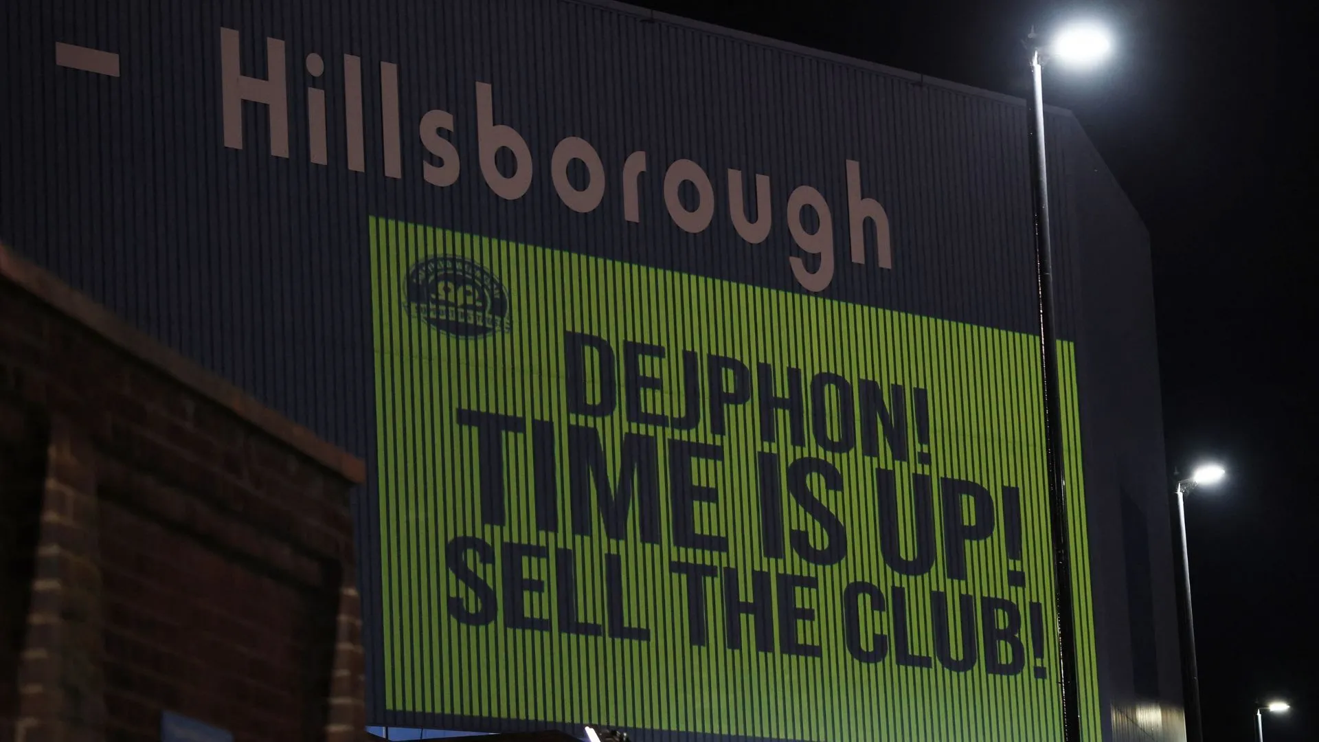 Cổ động viên Sheffield Wednesday trở lại sân, chấm dứt tẩy chay và thúc đẩy doanh thu cửa hàng CLB