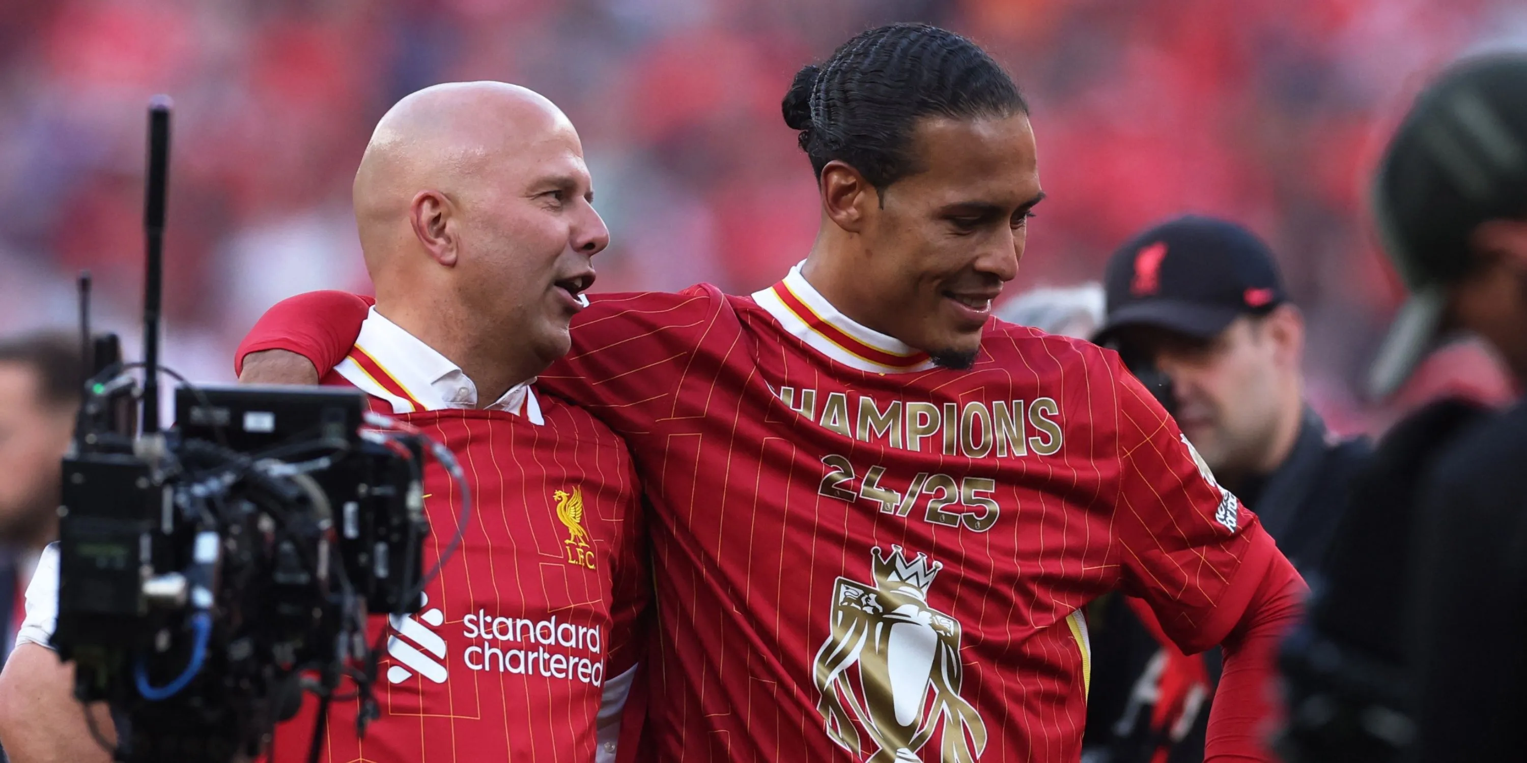 Collage Arne Slot và Virgil van Dijk, minh họa sức ép chiến thuật tại Anfield.