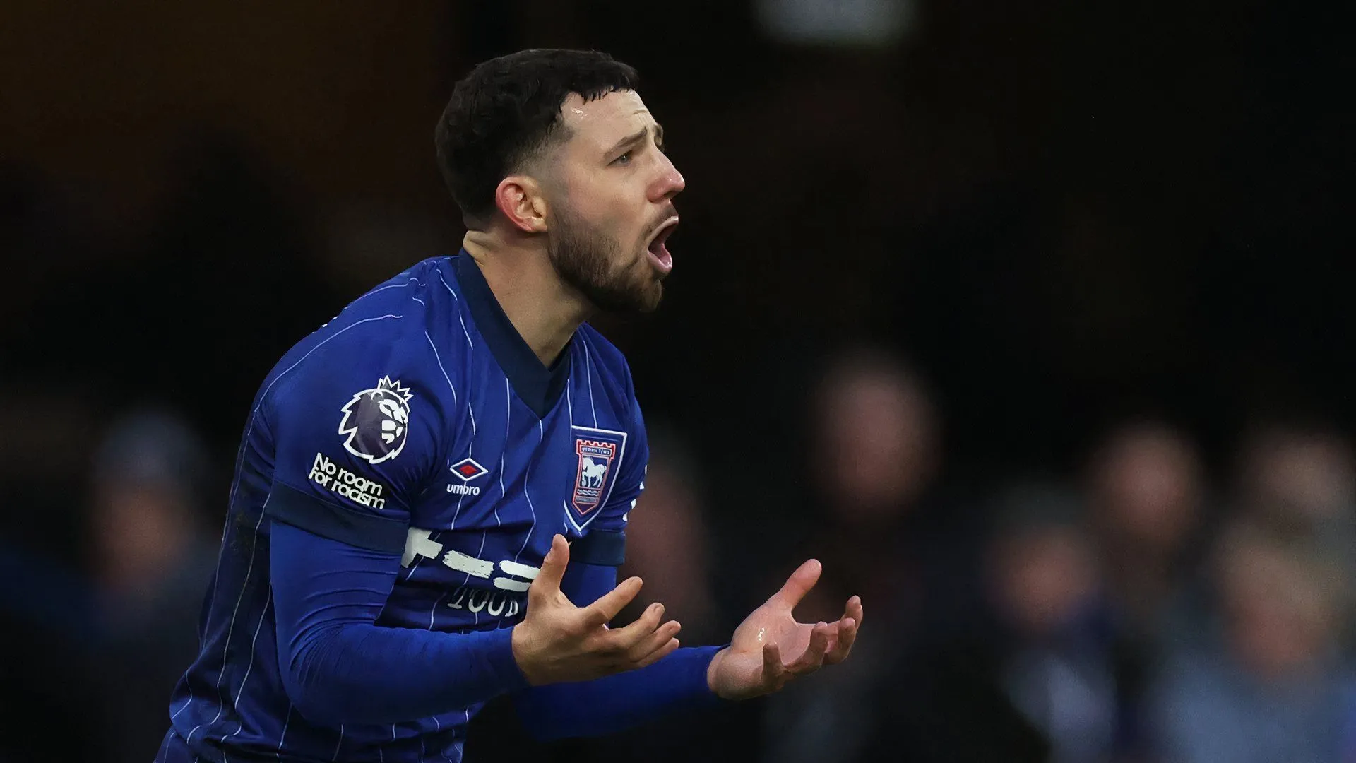 Conor Chaplin thực hiện pha dứt điểm trong màu áo Ipswich