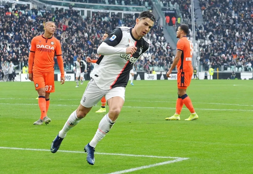 Cristiano Ronaldo Biểu Lộ Sự Thất Vọng Với Sarri Tại Juventus Qua Cách Chewing Cỏ