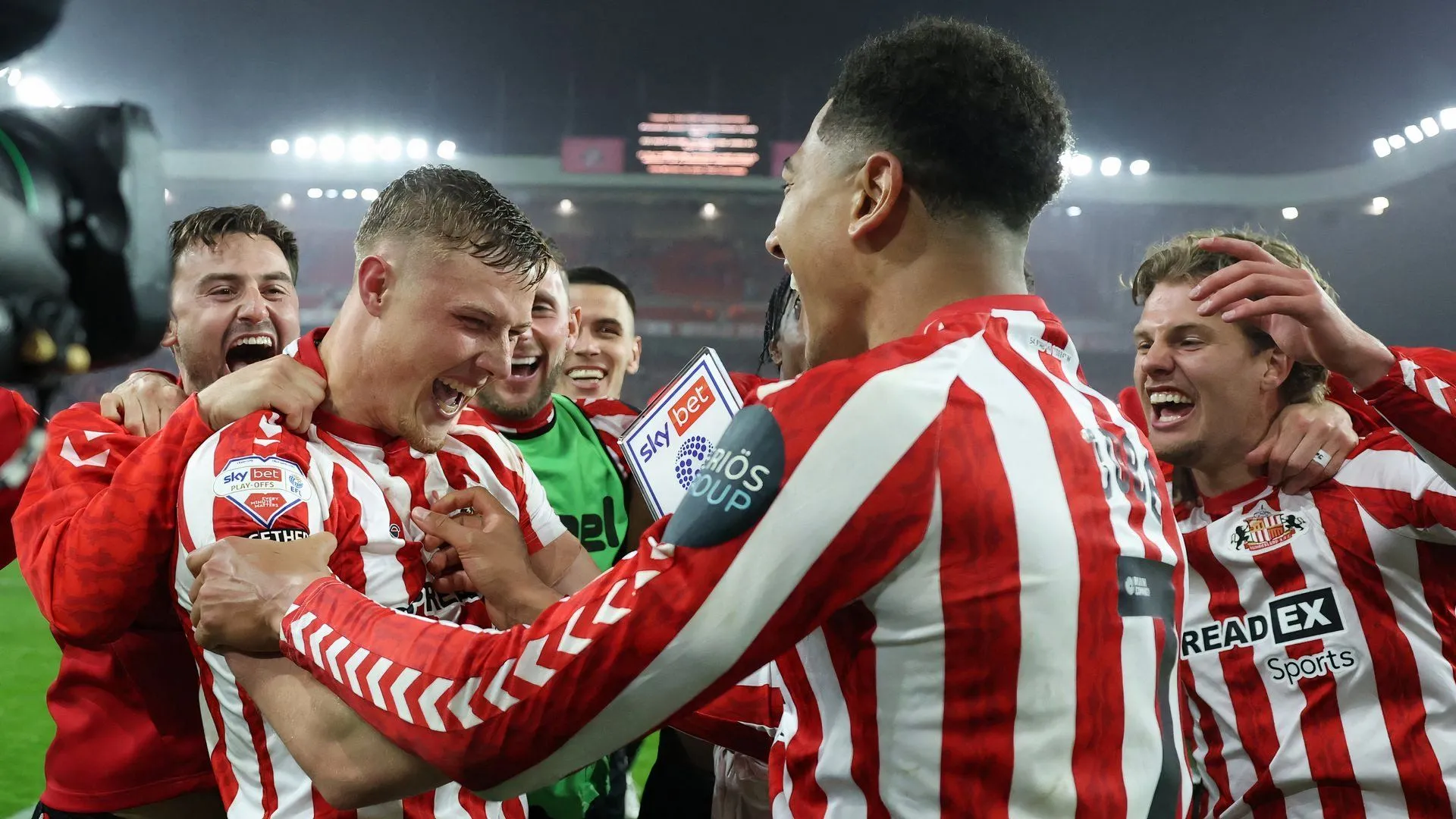 Dan Ballard và Jobe Bellingham trong màu áo Sunderland, tham chiếu lương đội bóng Wearside