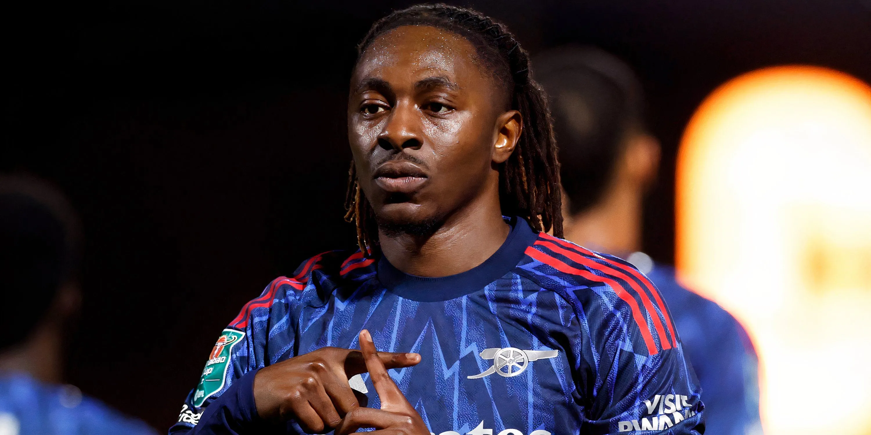 Eberechi Eze nhận bóng và phối hợp với Calafiori cho Arsenal