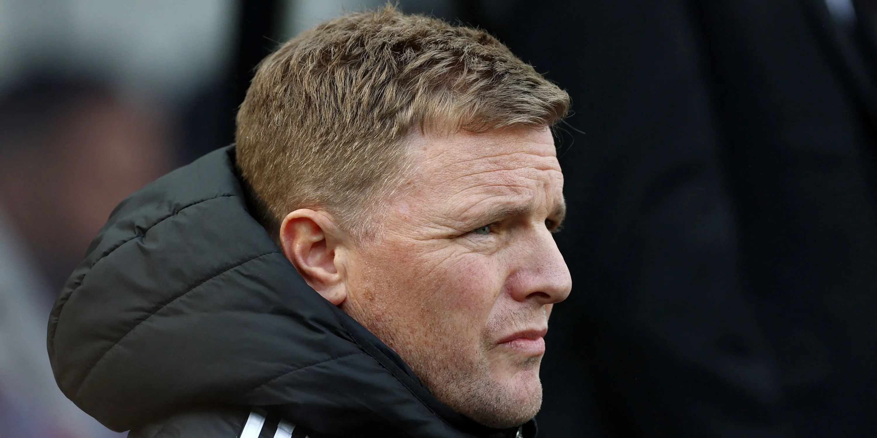 Eddie Howe trao đổi chiến thuật bên ngoài sân St. James' Park