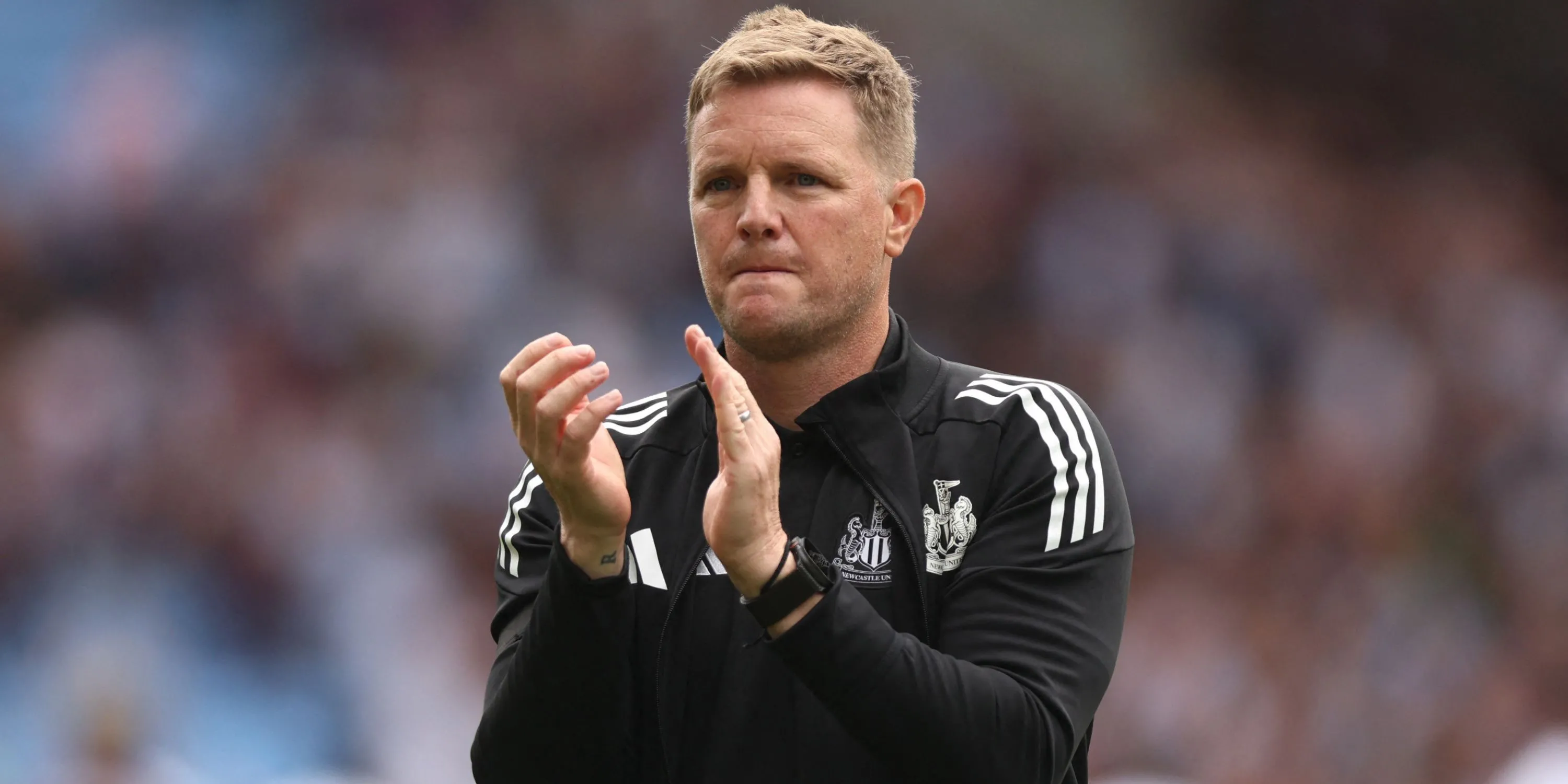 Eddie Howe trên đường biên chỉ đạo Newcastle