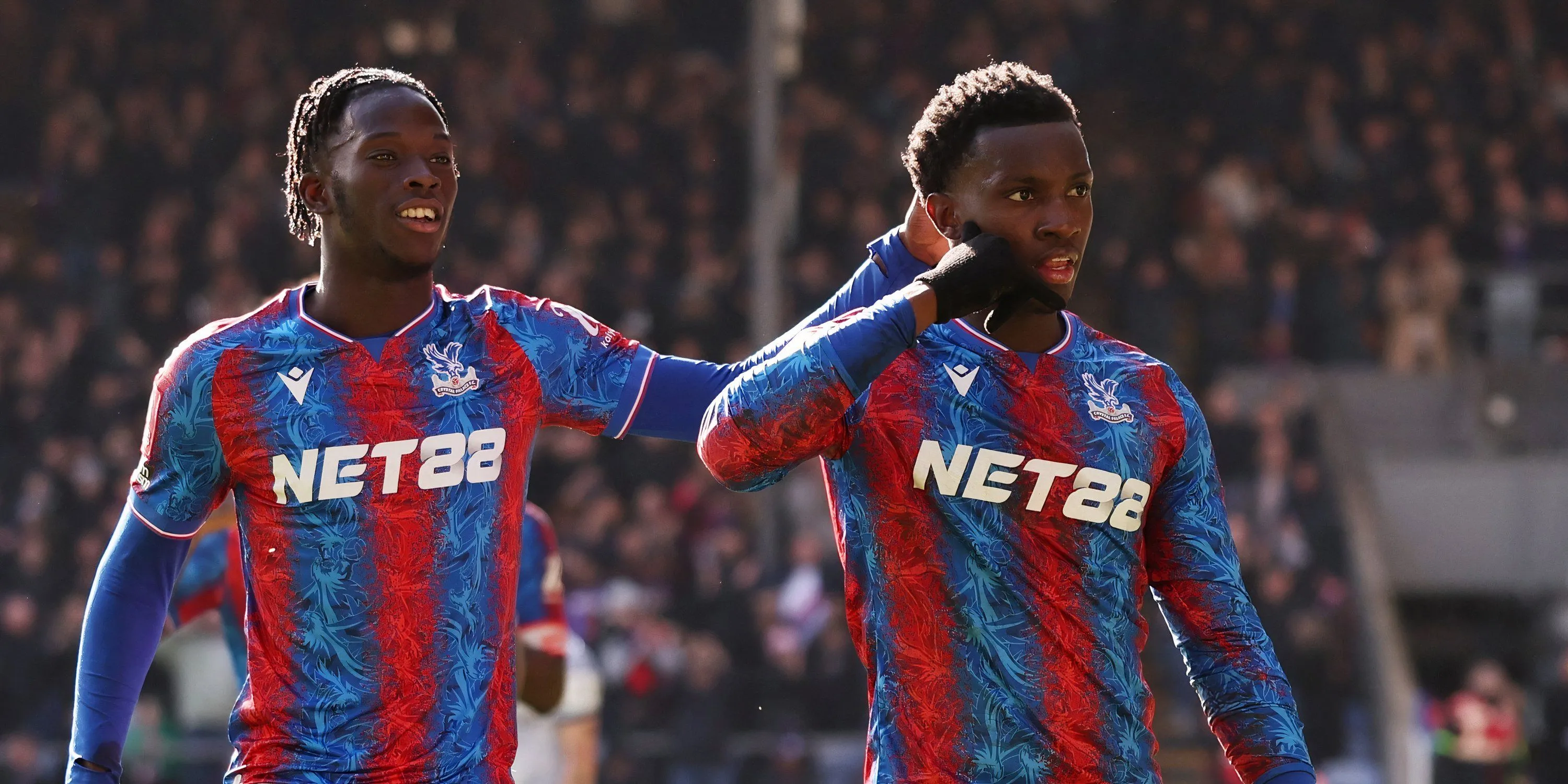 Eddie Nketiah ăn mừng trong màu áo Crystal Palace, tương tác với khán giả
