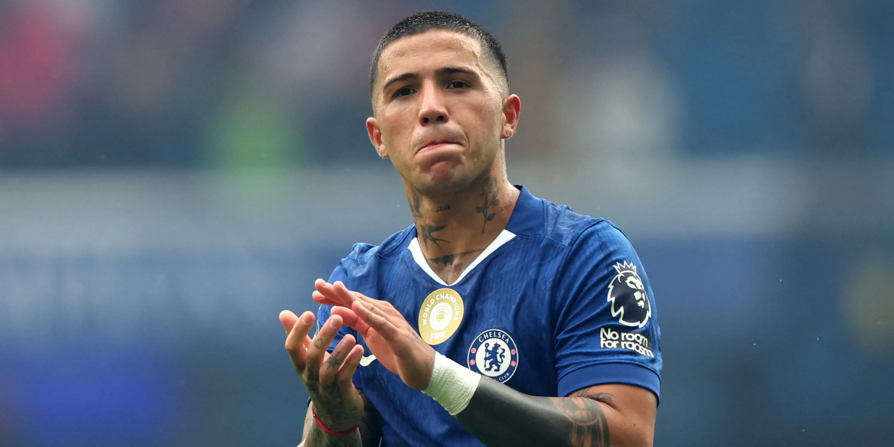 Enzo Fernández trong màu áo Chelsea, tham gia tổ chức lối chơi
