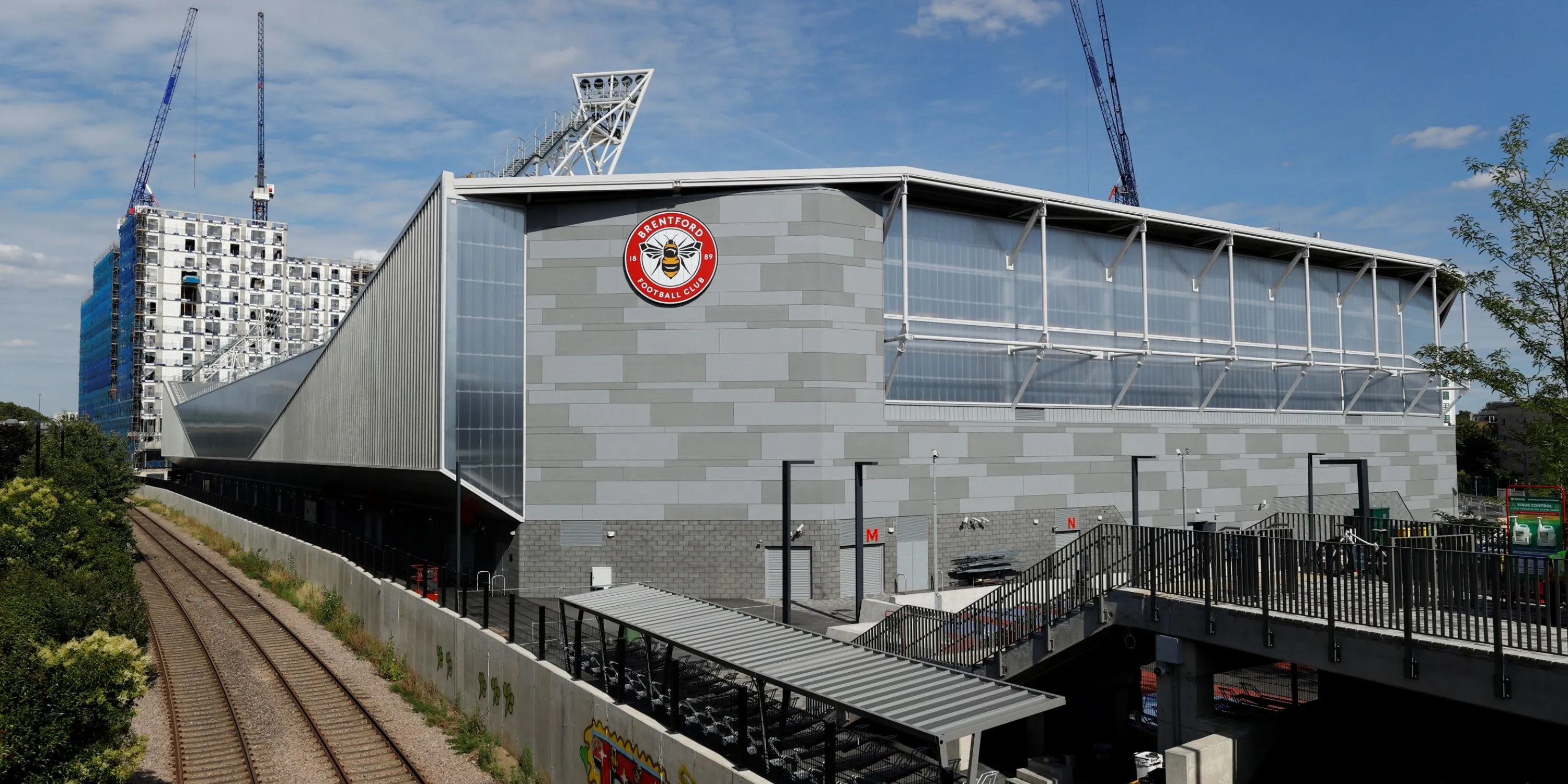 GTech Community Stadium của Brentford, khán đài và mái che đặc trưng