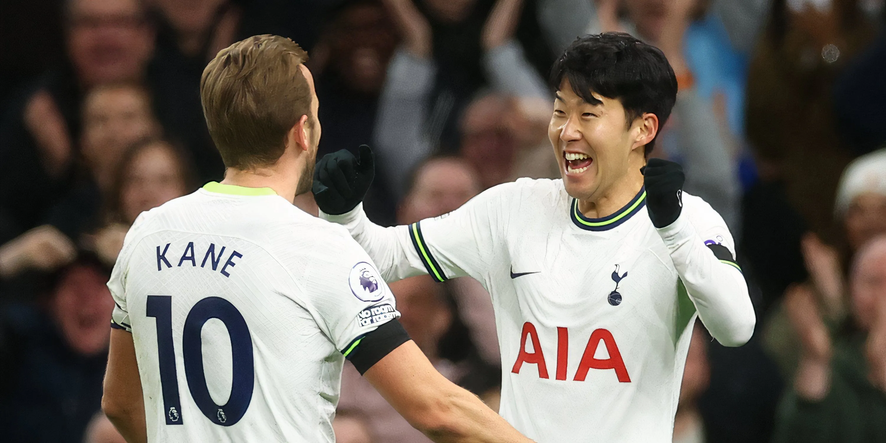Harry Kane và Son Heung-min ăn mừng cho Tottenham trên sân Premier League