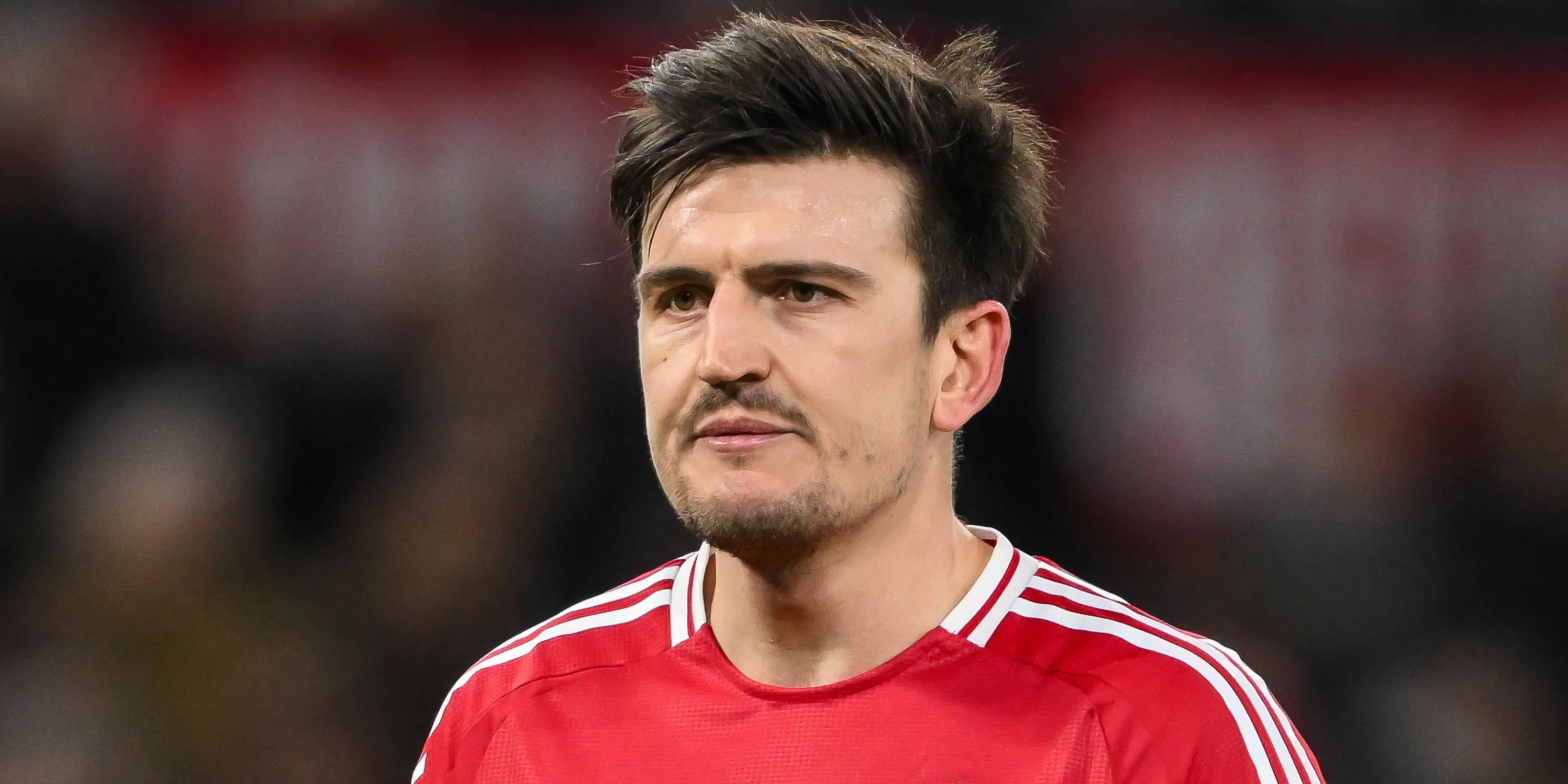 Harry Maguire tranh chấp bóng cho Manchester United tại Anfield