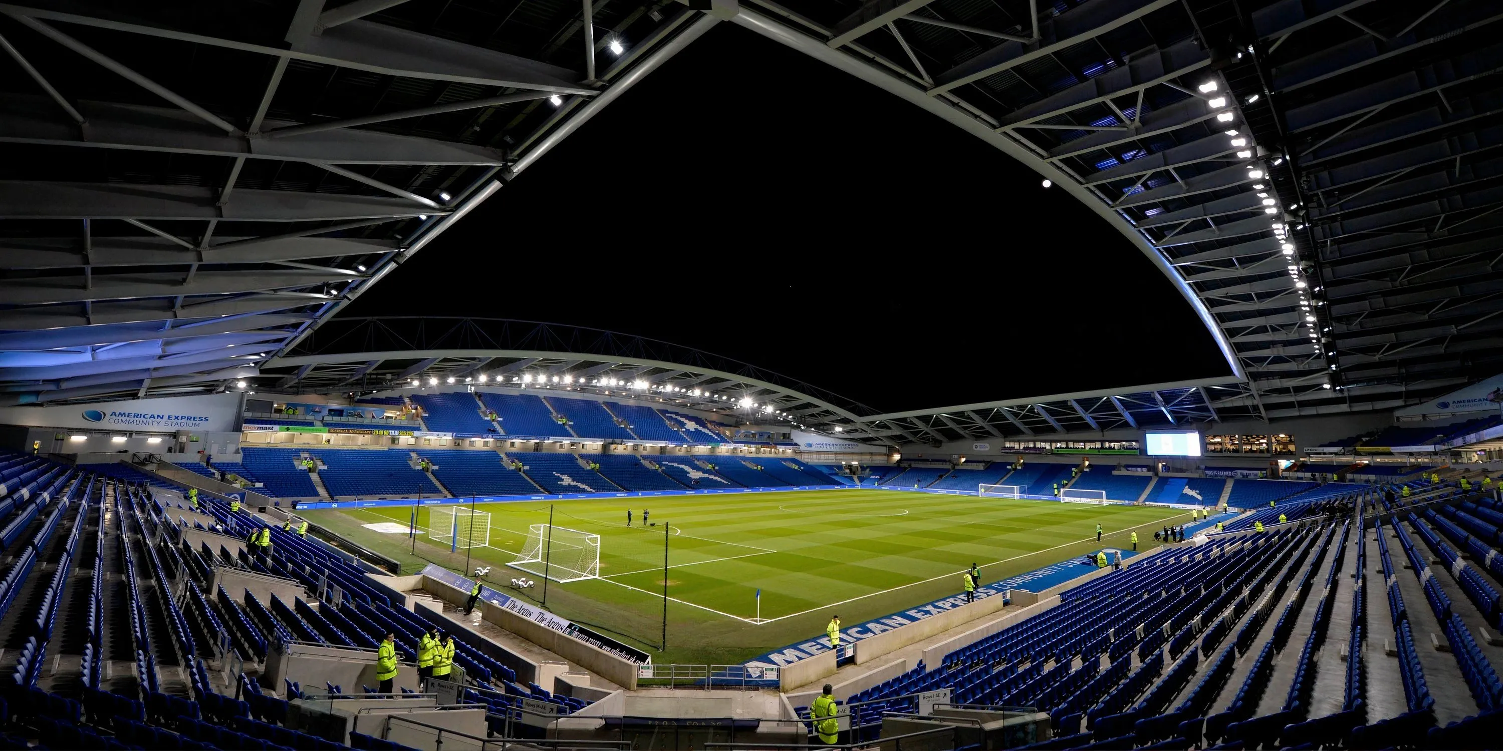 Hình ảnh khán đài Amex Stadium của Brighton, thể hiện số lượng khán giả và băng ghế VIP