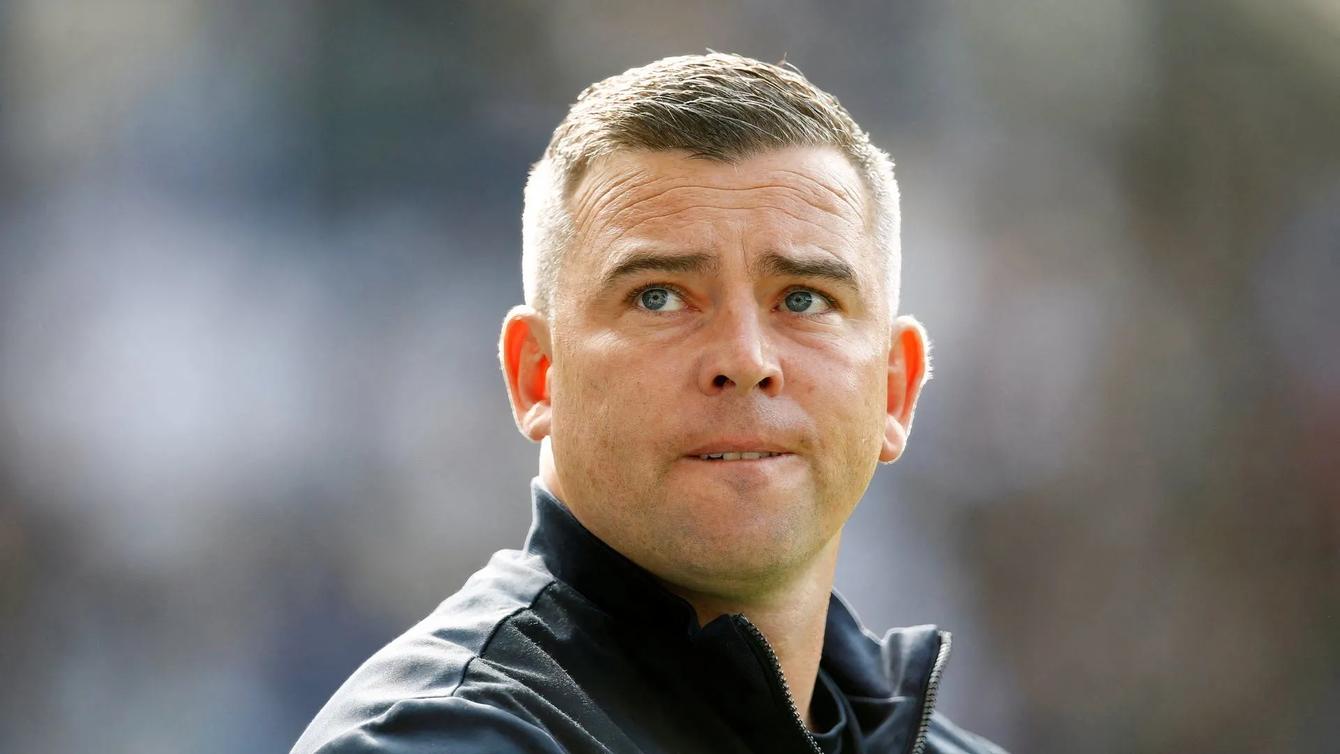 HLV Steven Schumacher chỉ đạo trận đấu của Bolton Wanderers