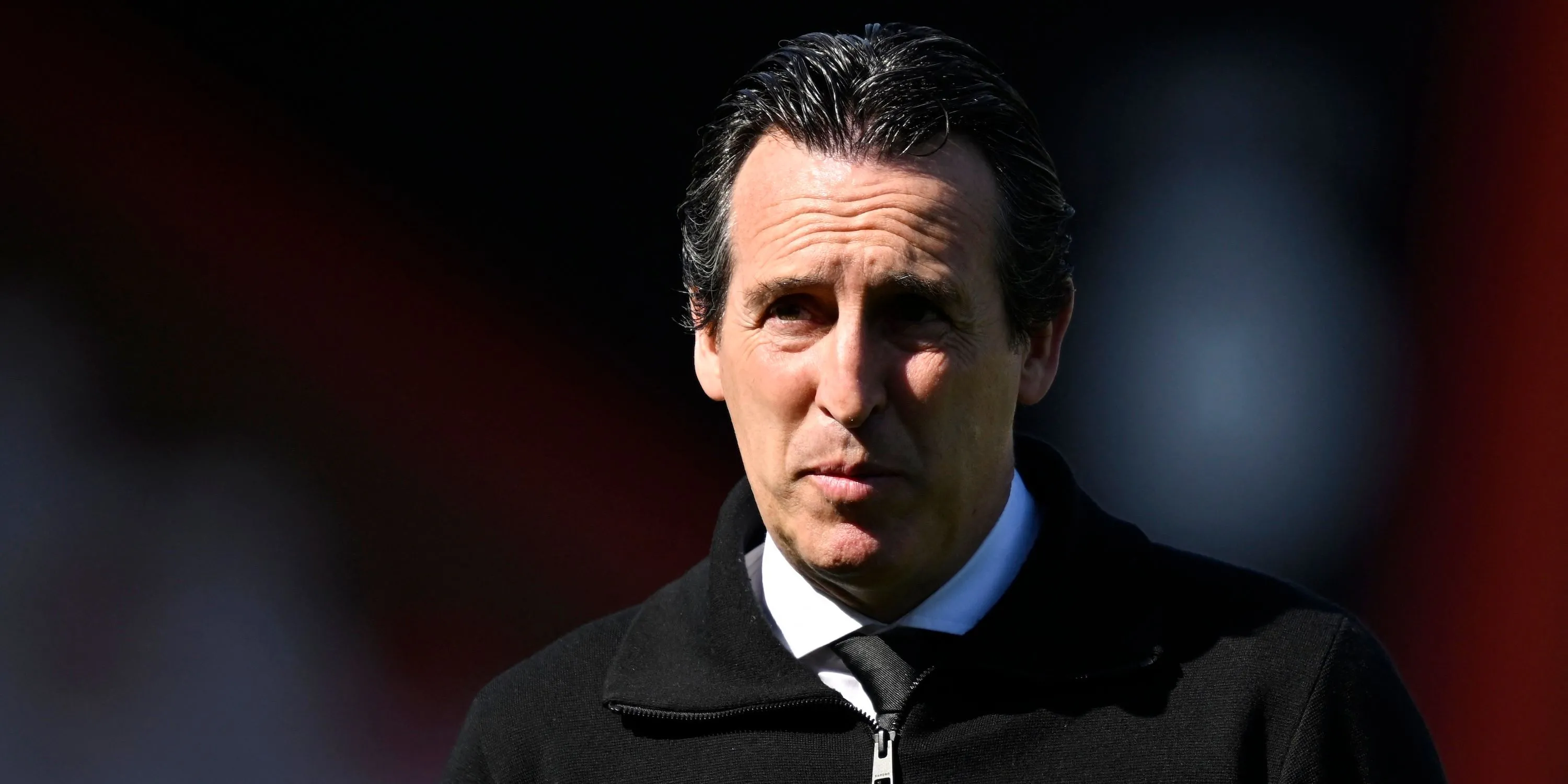 Huấn luyện viên Unai Emery trước trận đấu tại Deventer, thể hiện sự tập trung chiến thuật