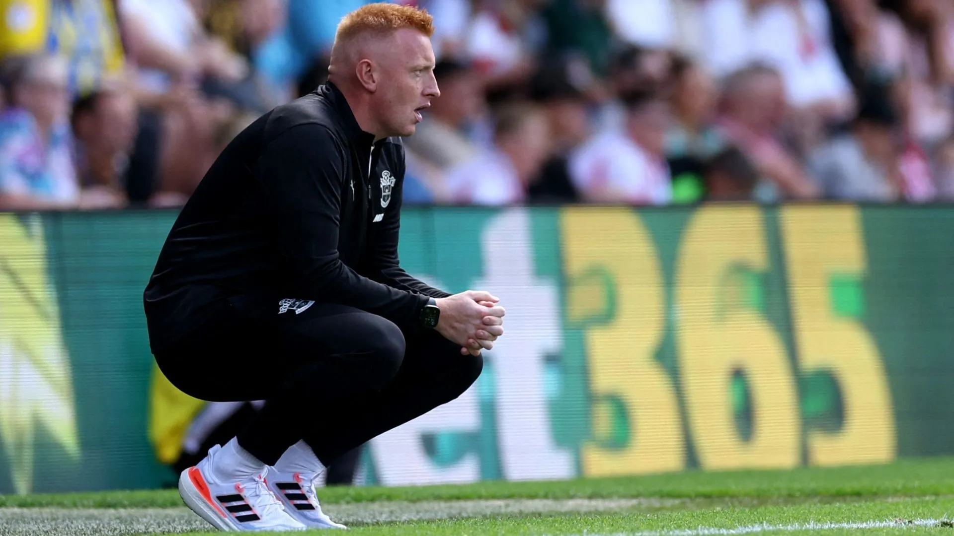 Huấn luyện viên Will Still bên ngoài đường pitch — áp lực tại St Mary's khi Southampton vật lộn tìm lại phong độ