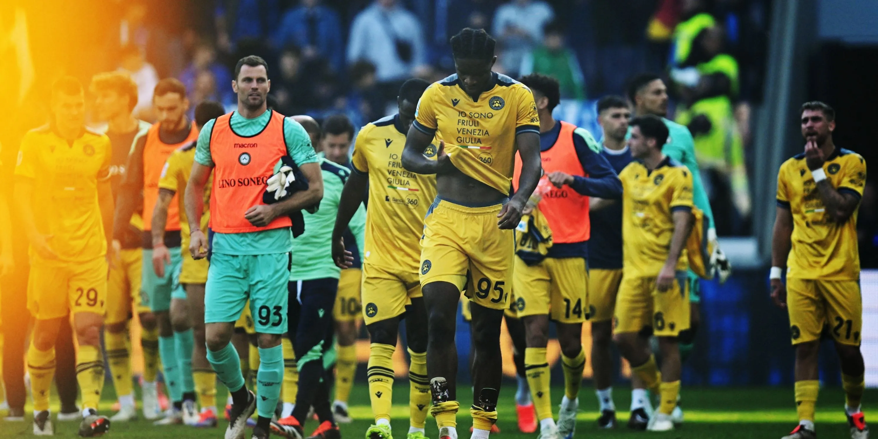 Isaak Touré trong màu áo Udinese, trung vệ cao 2.06 m, ví dụ về cầu thủ phòng ngự ưa dùng thể hình trong tranh chấp trên không