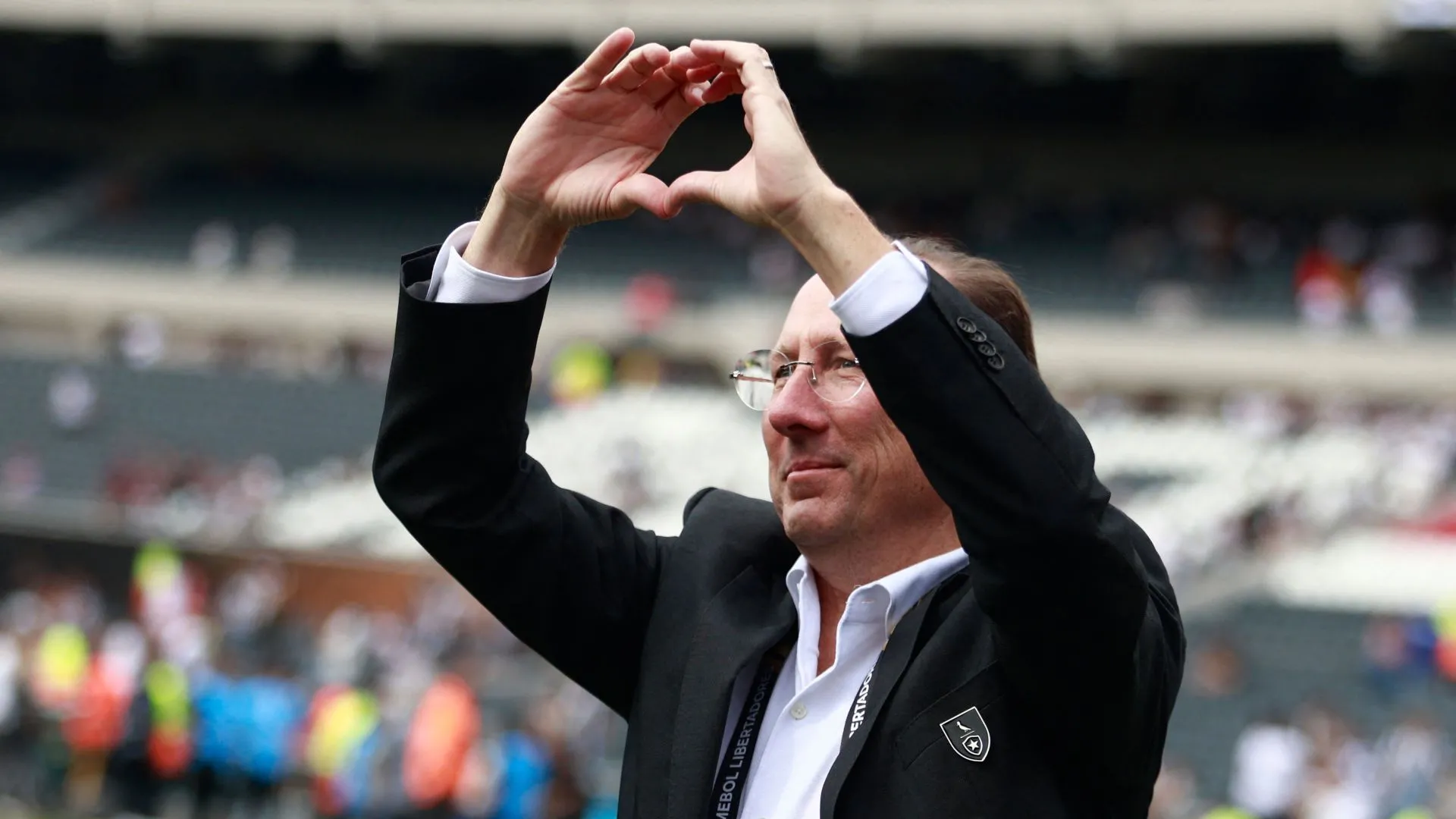 John Textor tại một sự kiện bóng đá, biểu tượng của chiến lược đa CLB và tham vọng ở Anh